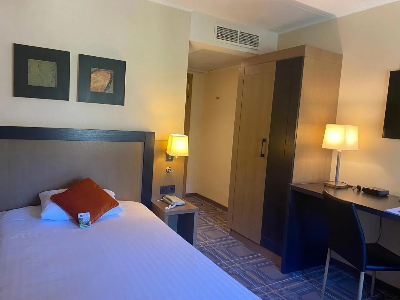 Photo of the whole room, Bed in Castel de Pont-a-Lesse