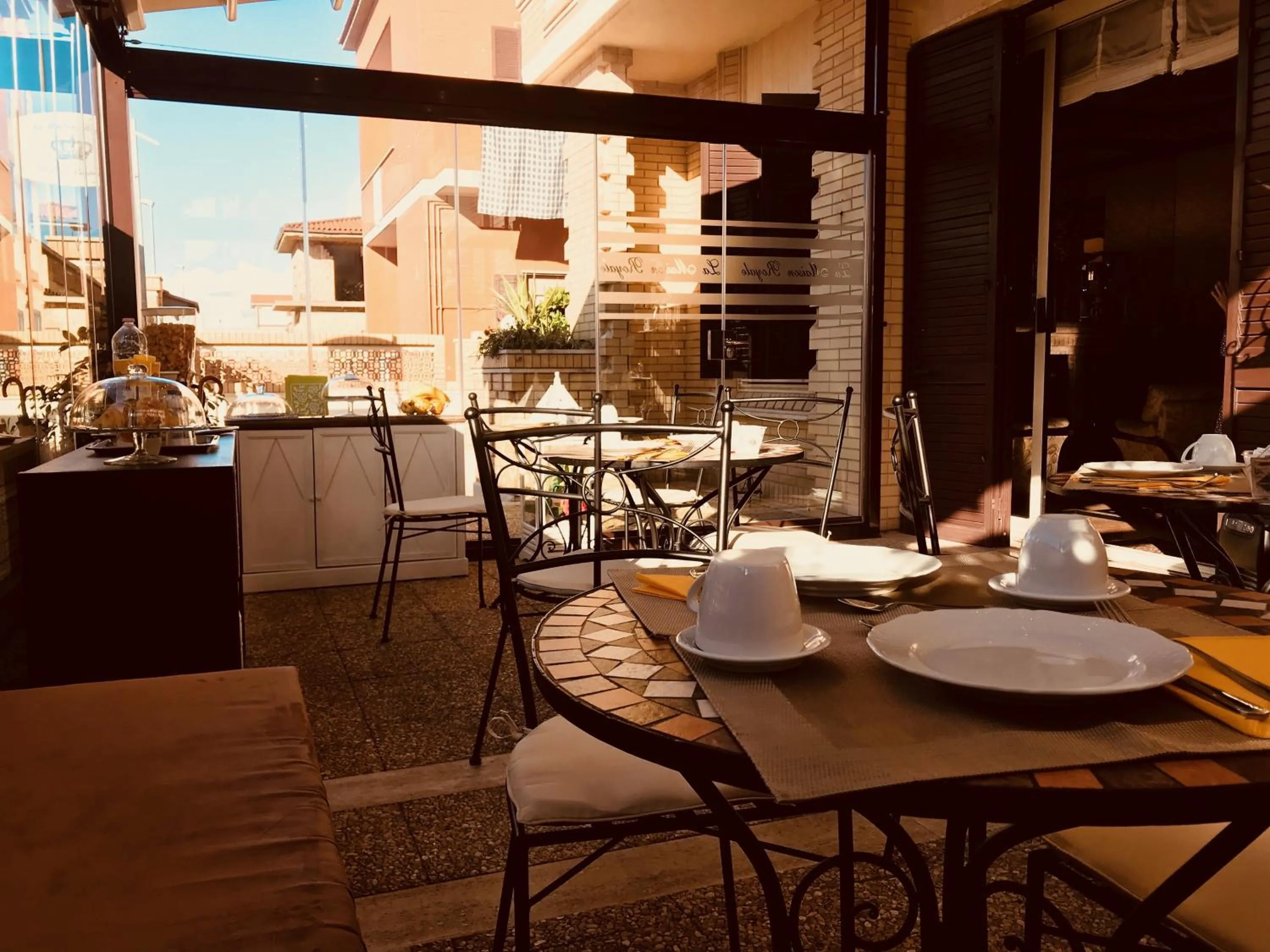 Lounge or bar in La Maison Royale Bed & Breakfast