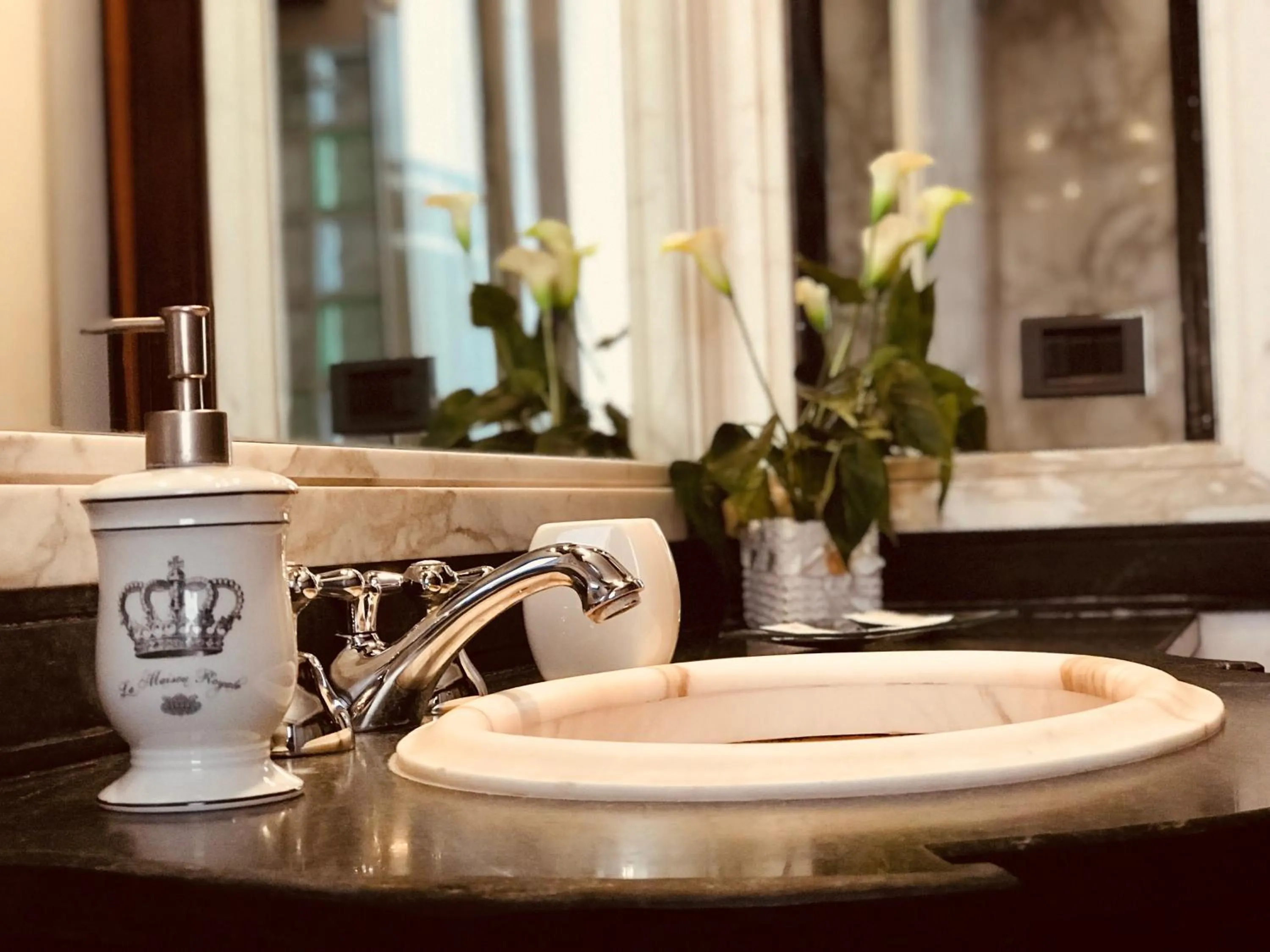 Bathroom in La Maison Royale Bed & Breakfast