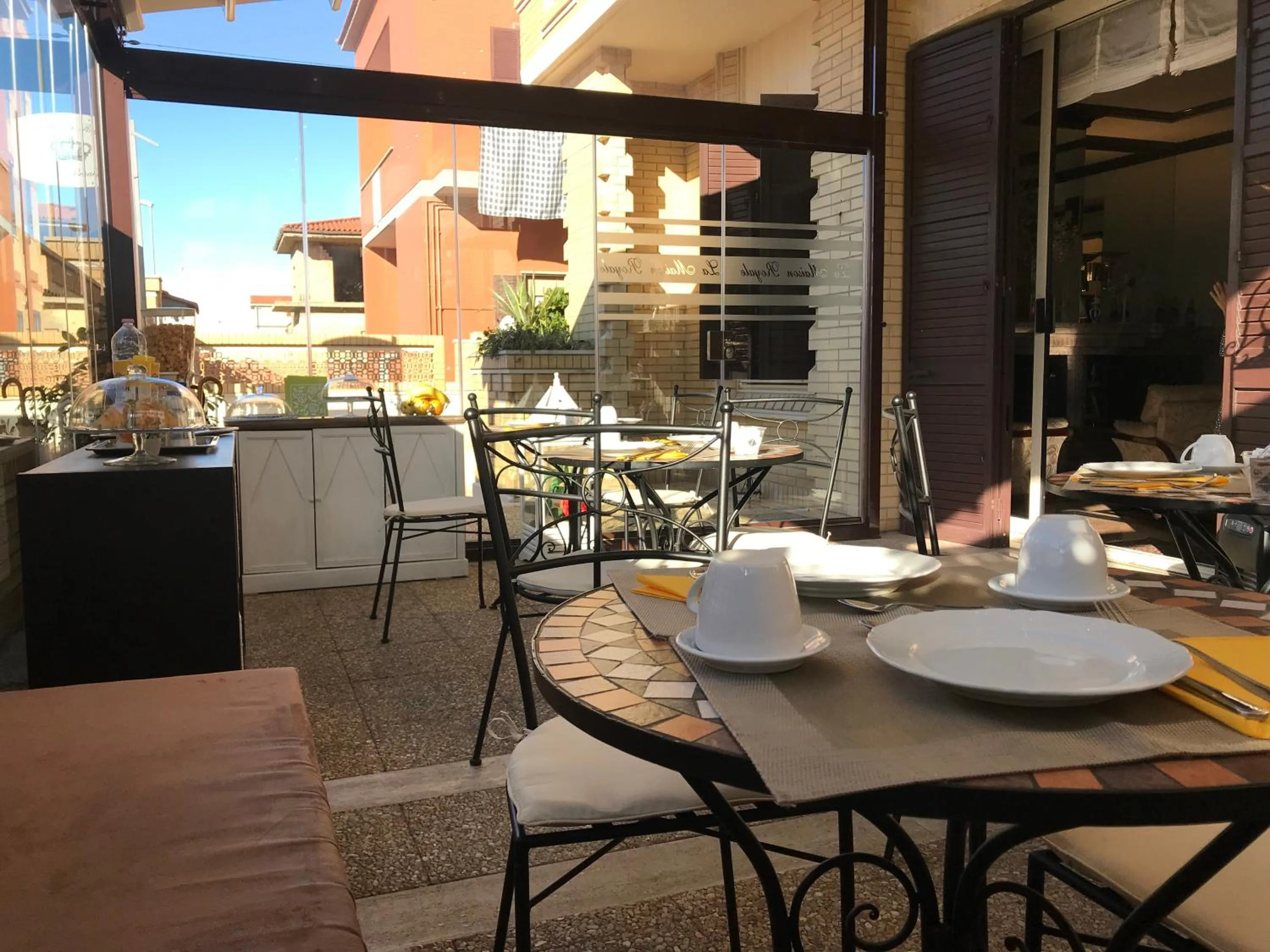 Lounge or bar in La Maison Royale Bed & Breakfast