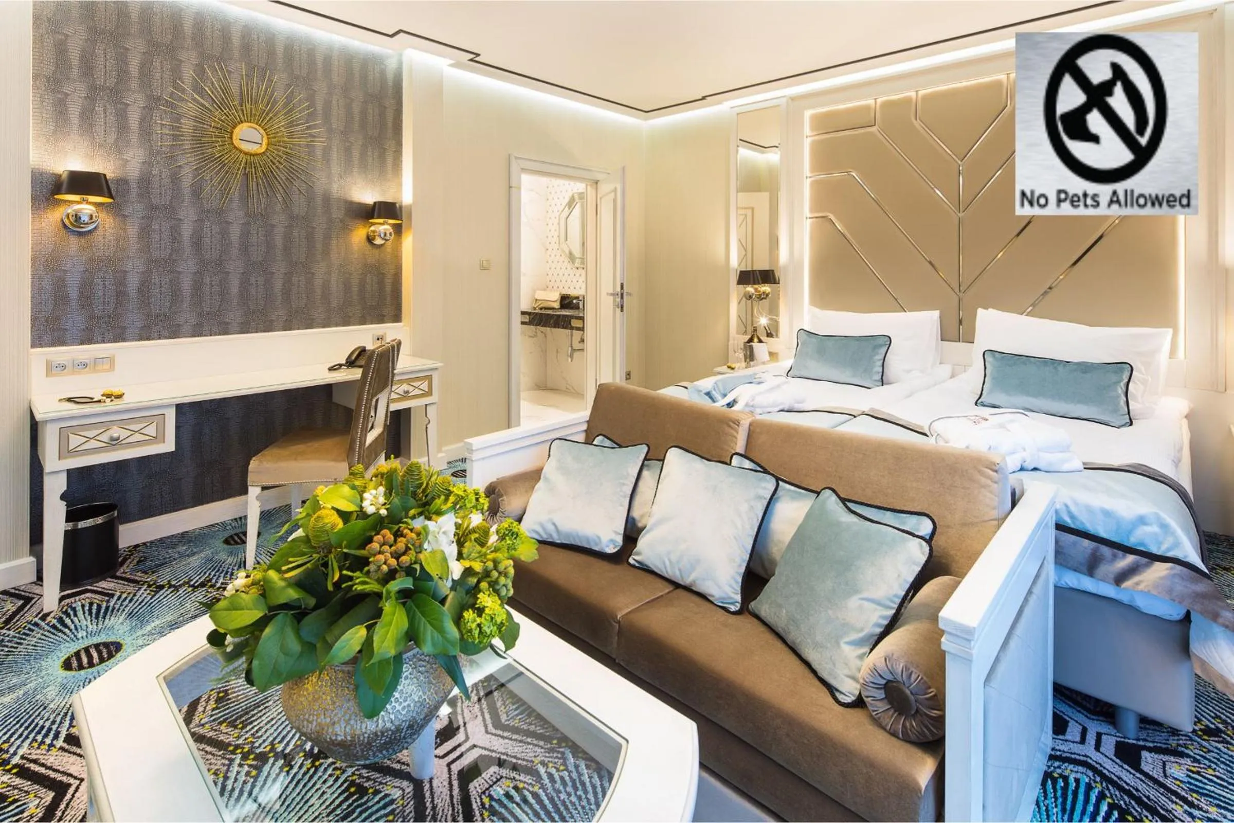 Communal lounge/ TV room, Bed in Hotel Royal Baltic 4* Luxury Boutique