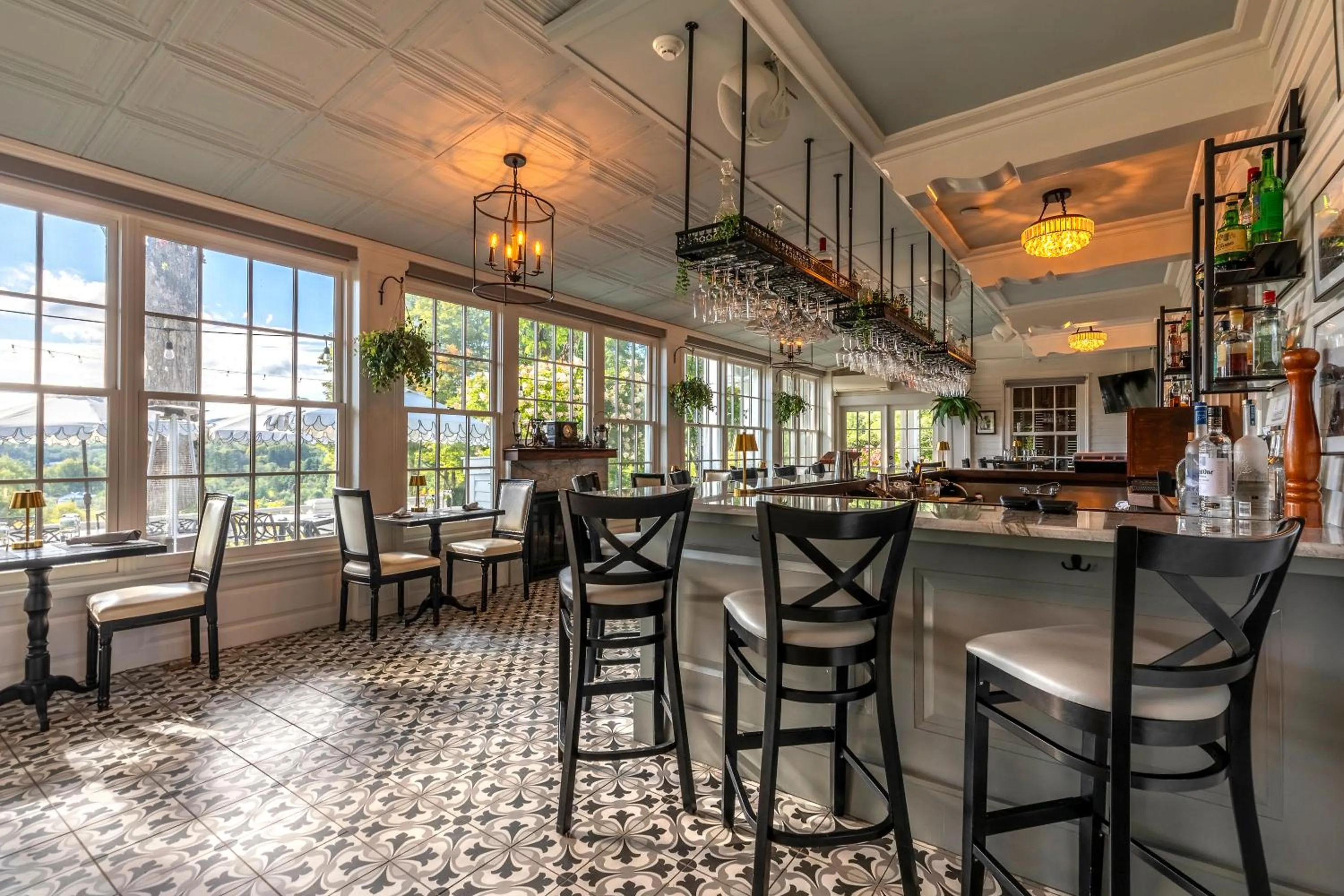 Restaurant/places to eat in The White House Inn