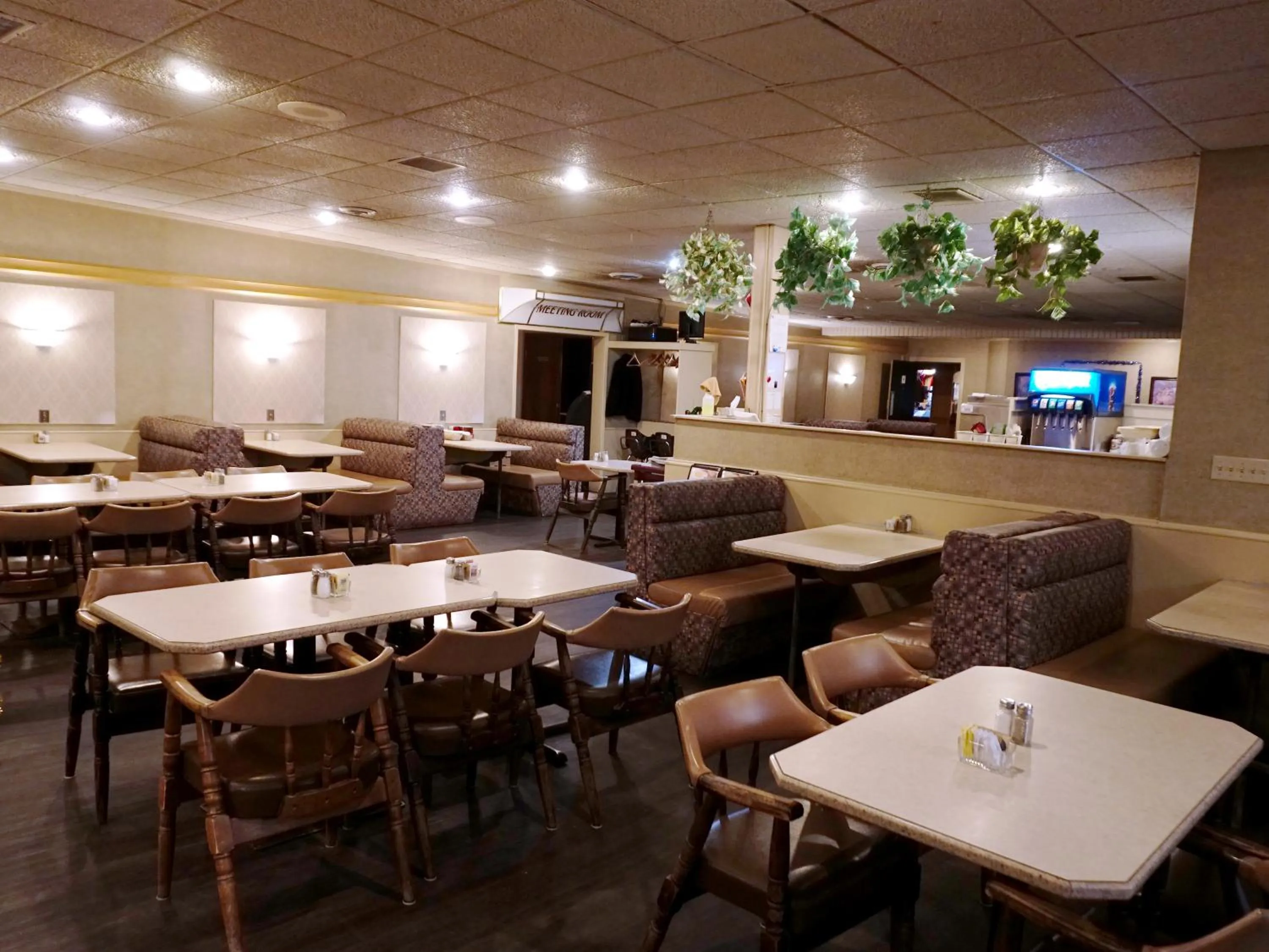 Restaurant/places to eat in The Ritz Cafe and Motor Inn