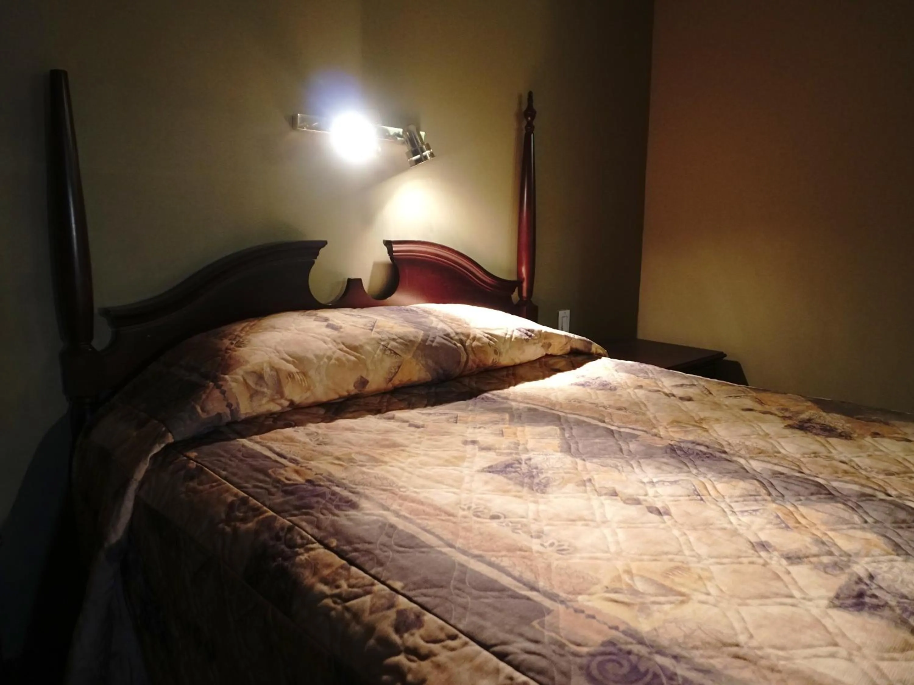 Bedroom in The Ritz Cafe and Motor Inn