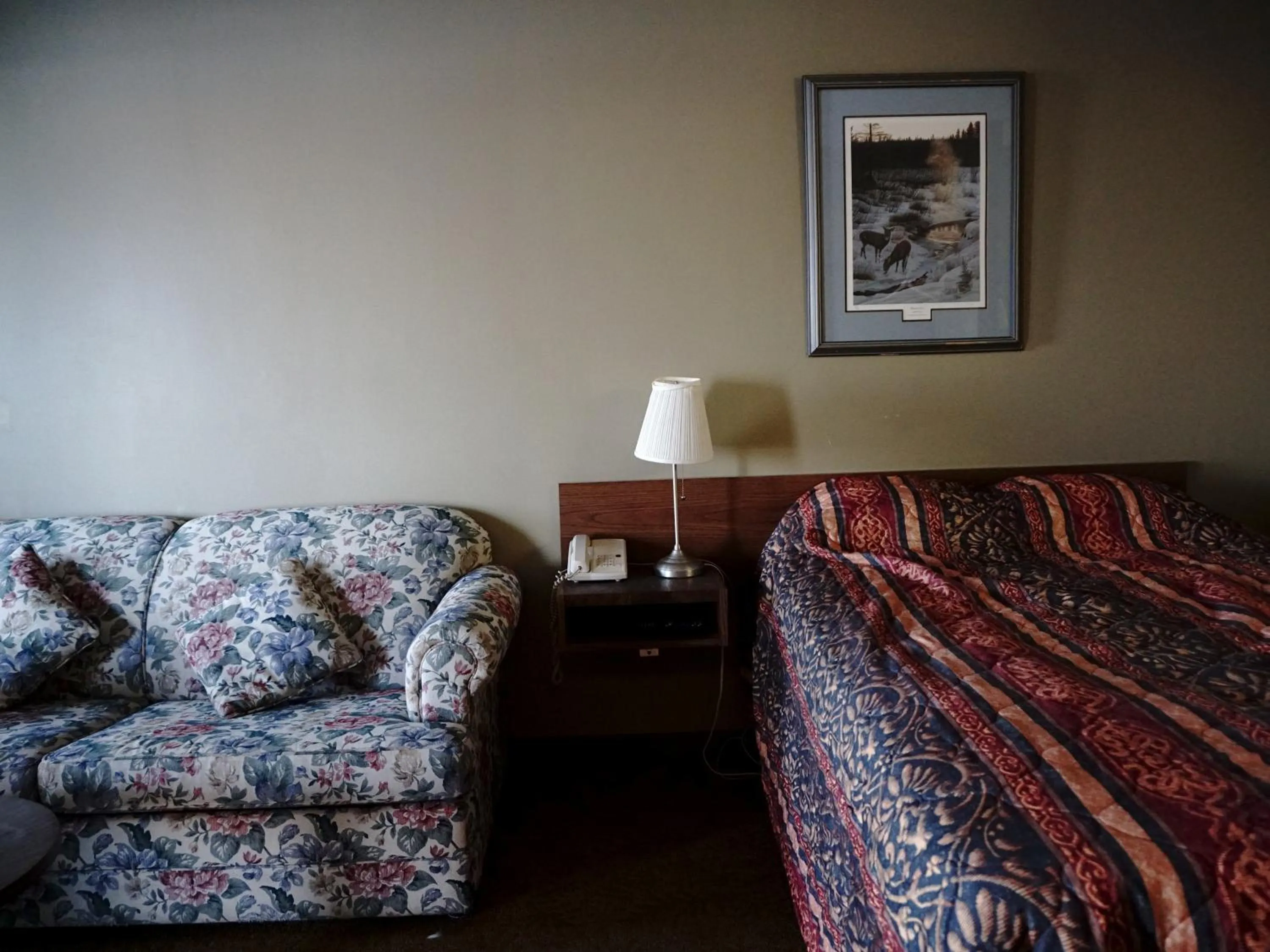 Bedroom in The Ritz Cafe and Motor Inn