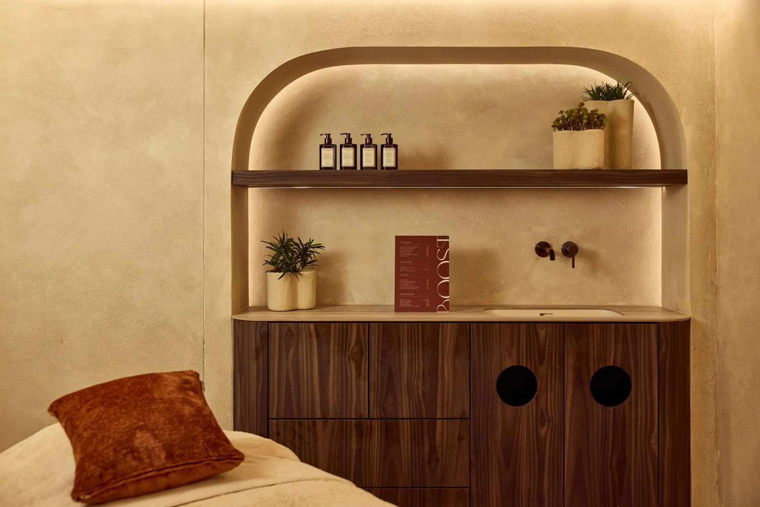 Spa and wellness centre/facilities, Bed in Van der Valk Hotel Beveren