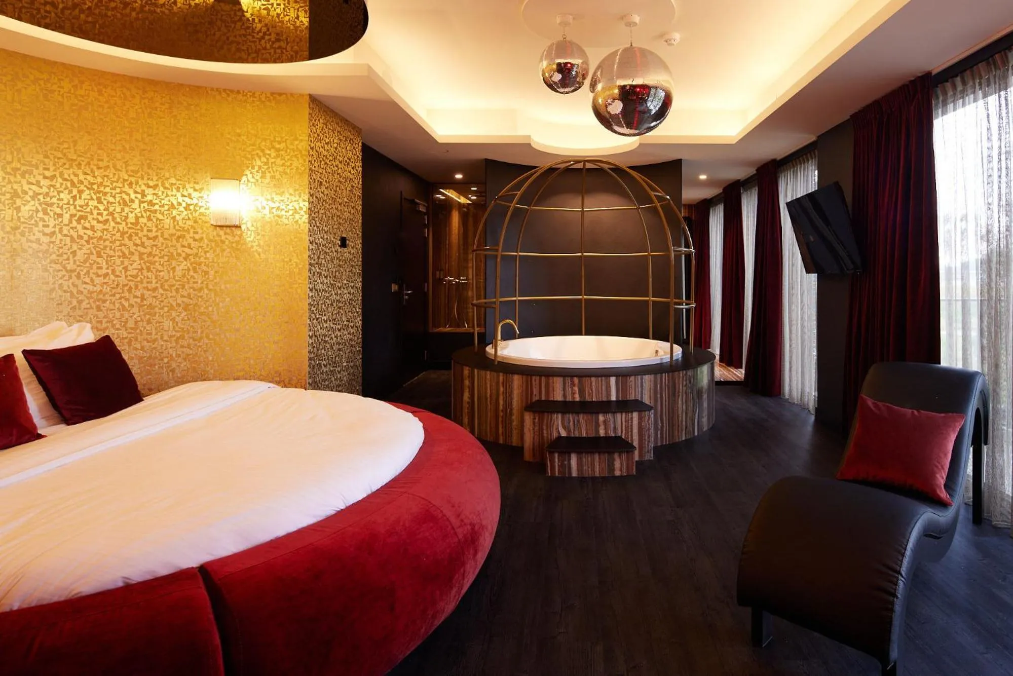 Photo of the whole room, Bed in Van der Valk Hotel Beveren