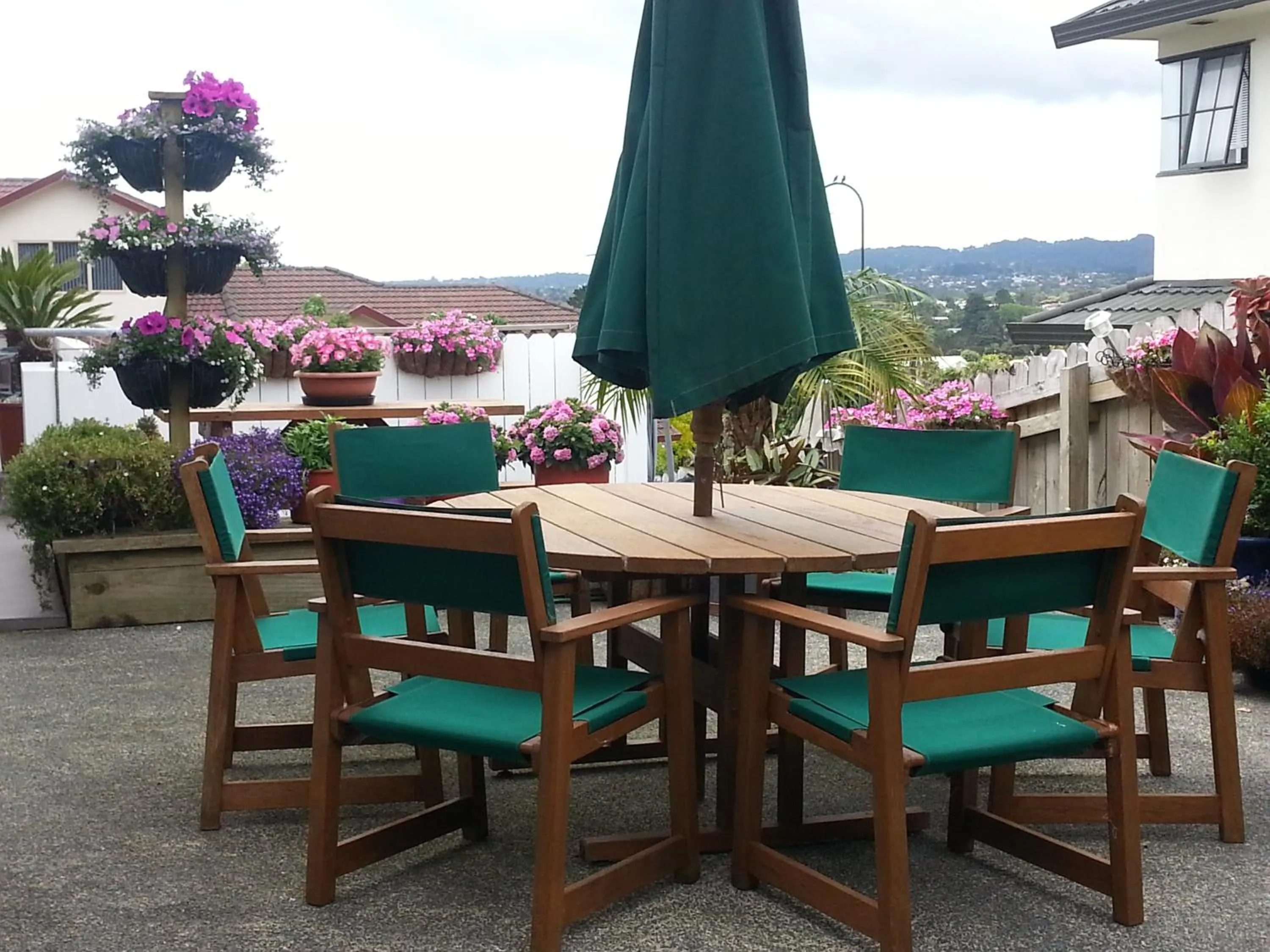 BBQ facilities in Lush & Co Auckland Bed & Breakfast