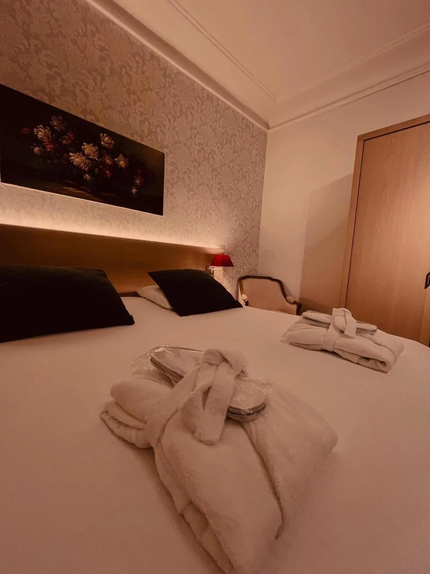 towels, Bed in Hotel Royal Astrid