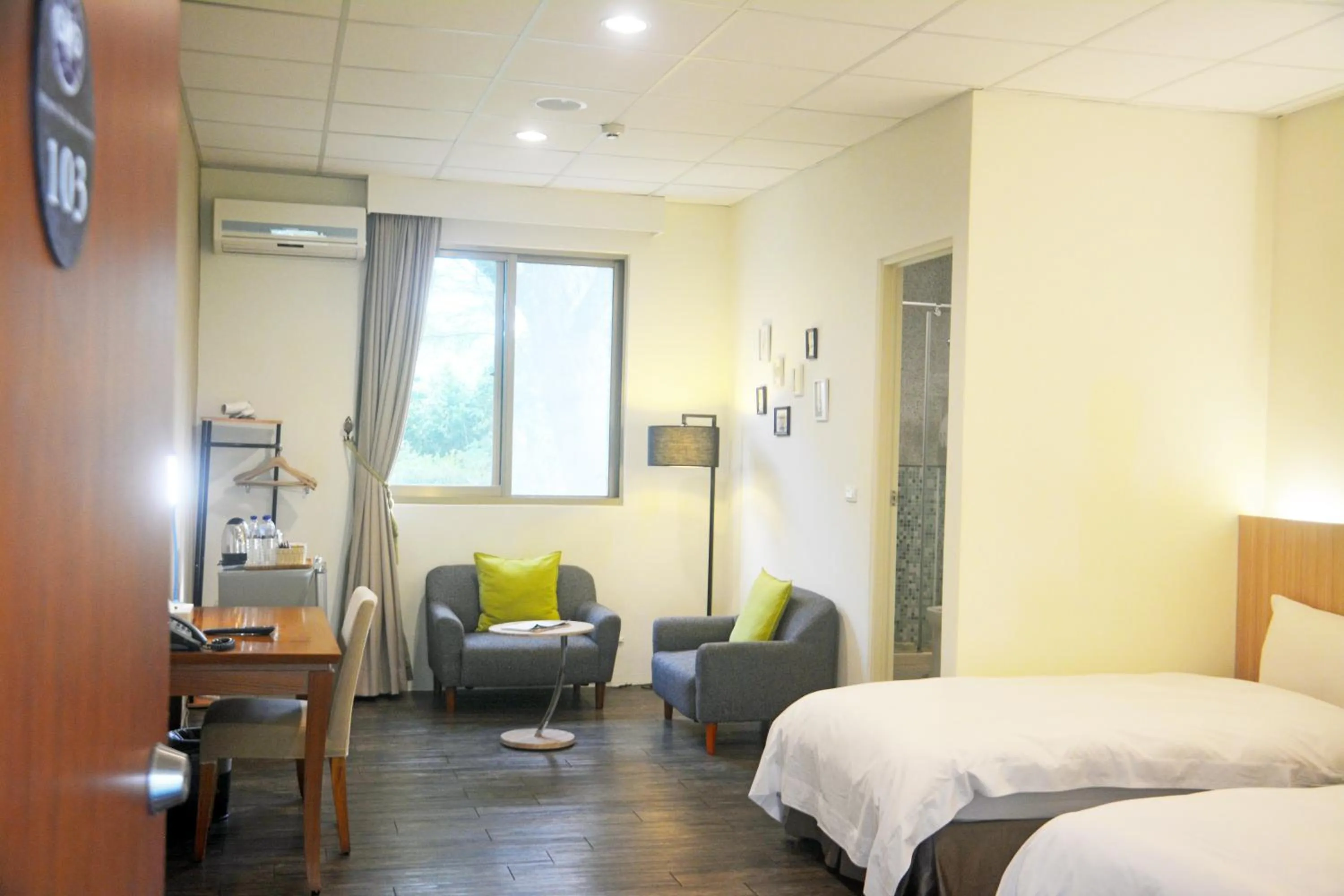 Seating area, Bed in NCNU Campus Inn暨大行旅