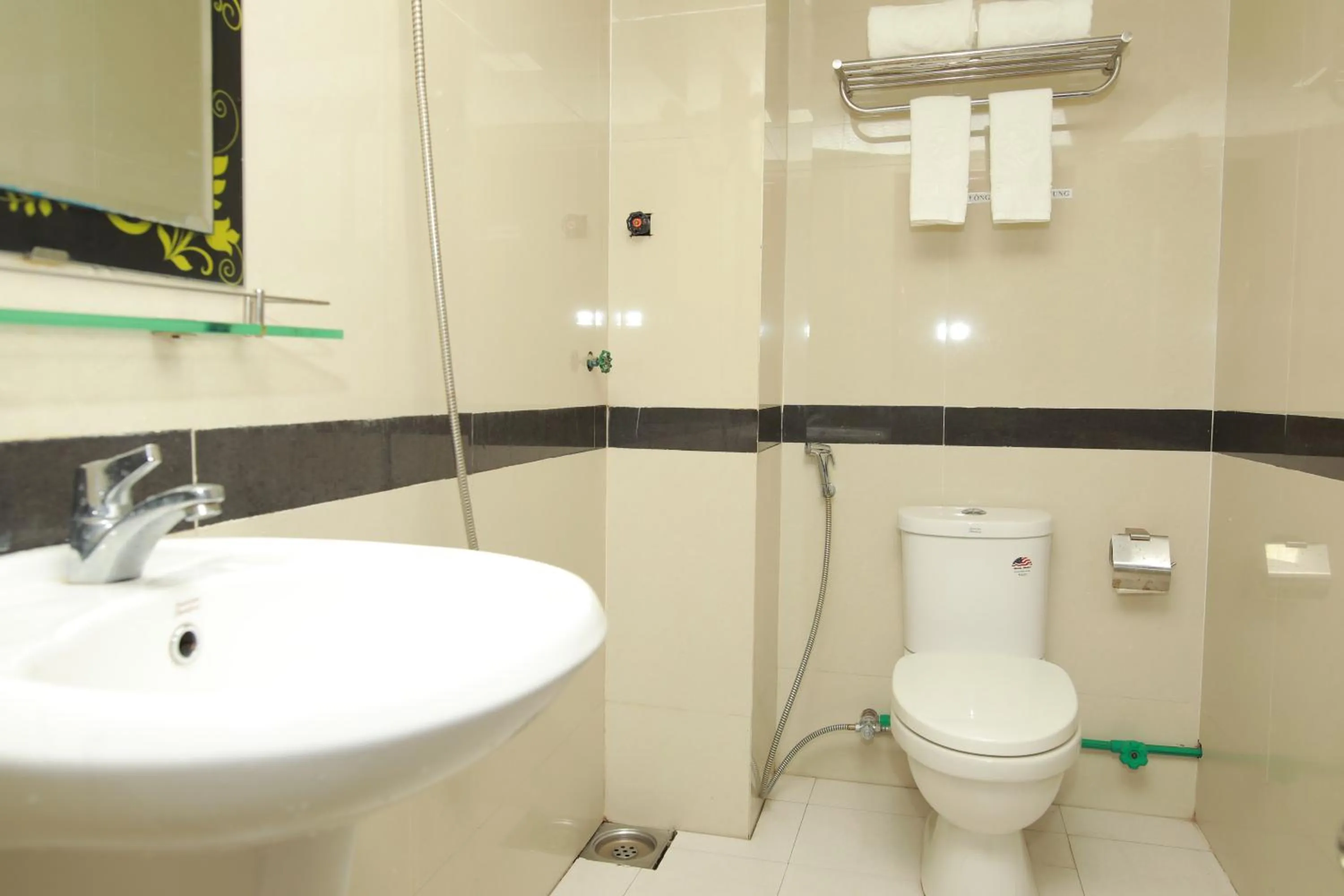 Toilet in Cong Thuong Hotel