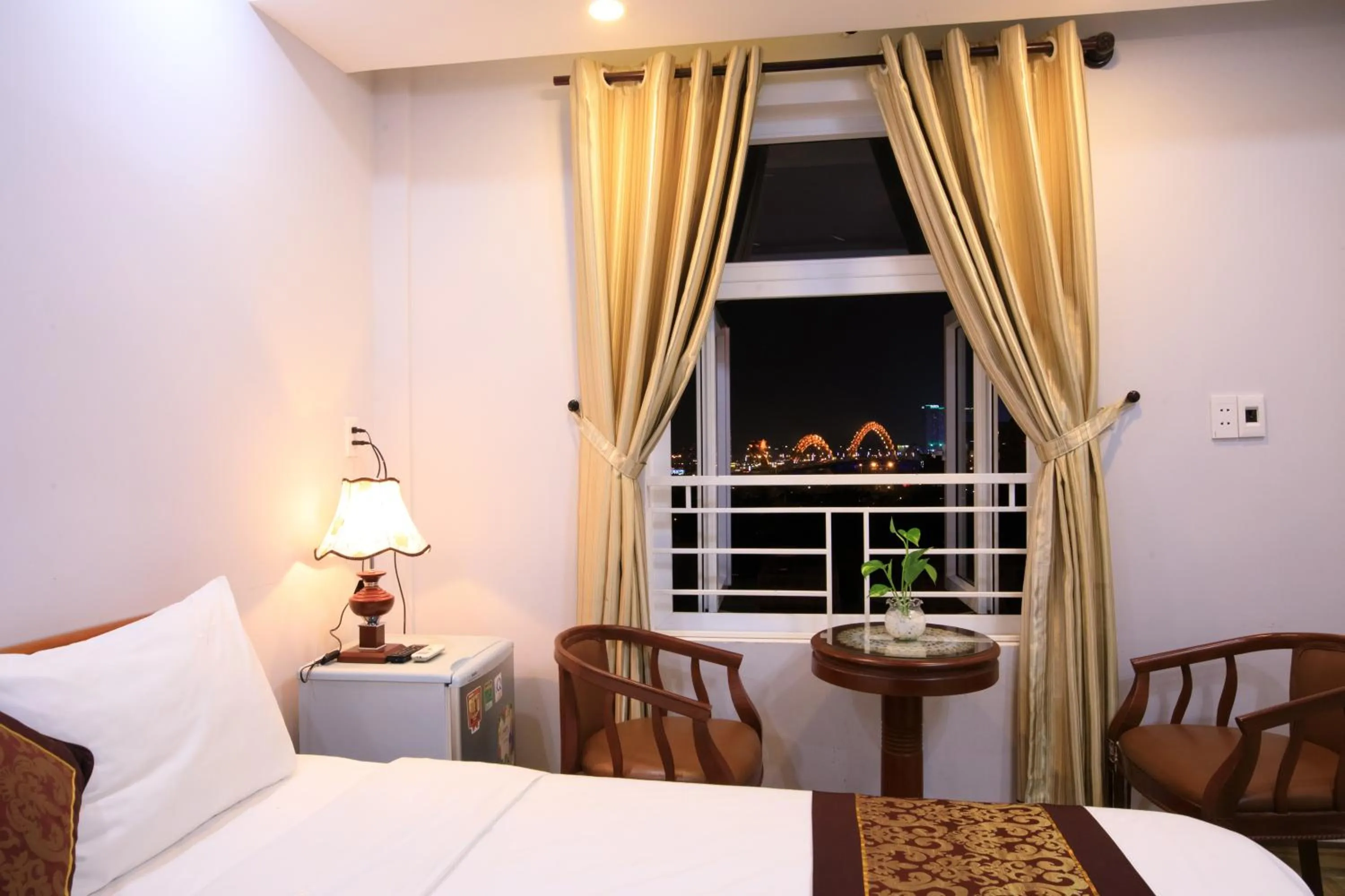 Balcony/Terrace, Bed in Cong Thuong Hotel