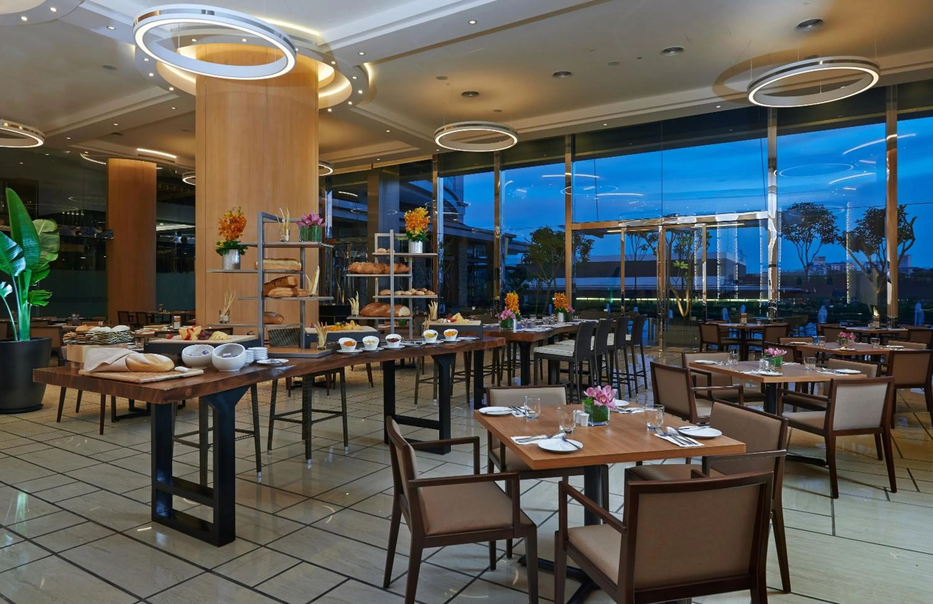 Restaurant/places to eat in VE Hotel & Residence