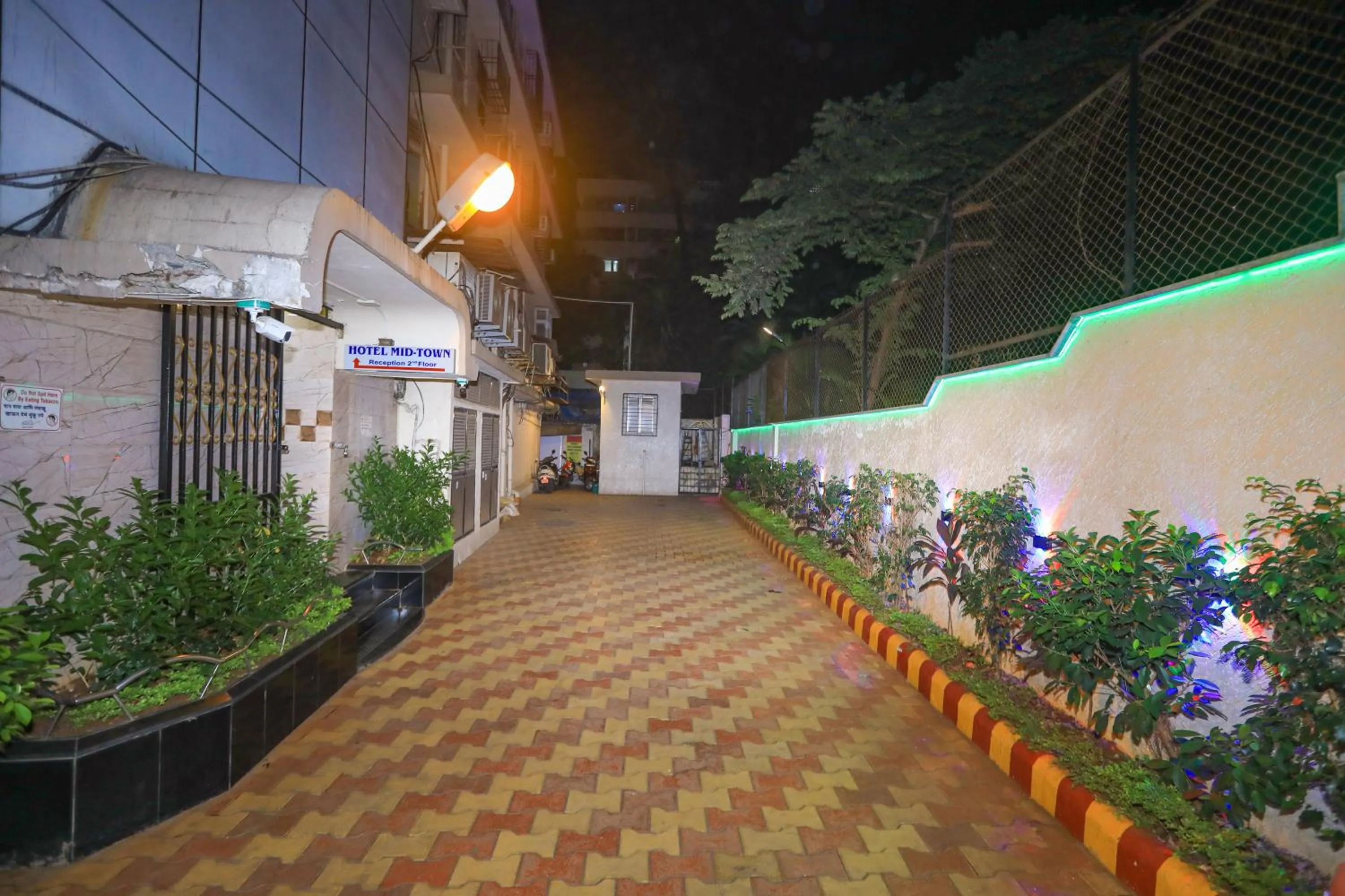 Evening entertainment in Hotel Mid town