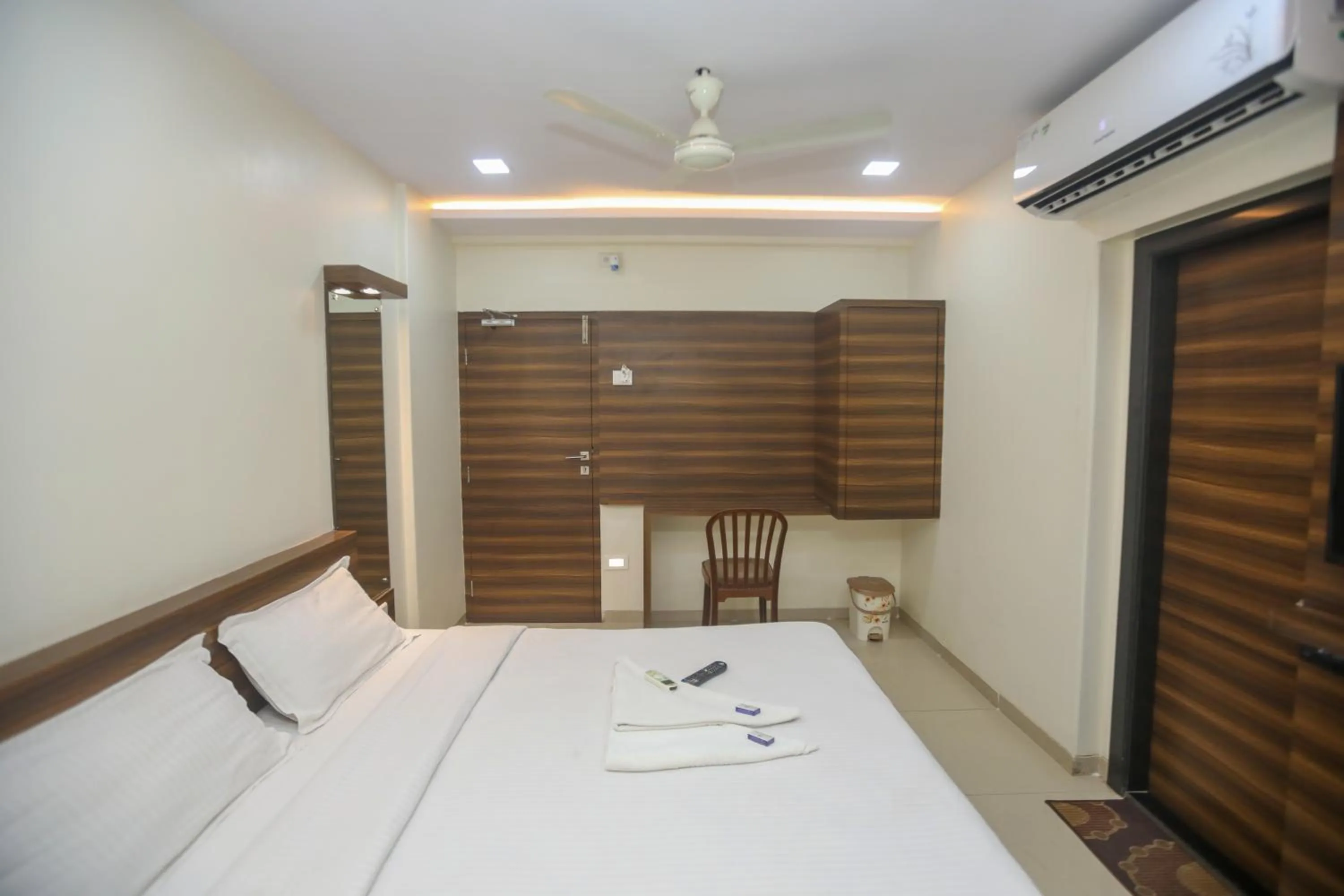 Photo of the whole room, Bed in Hotel Mid town