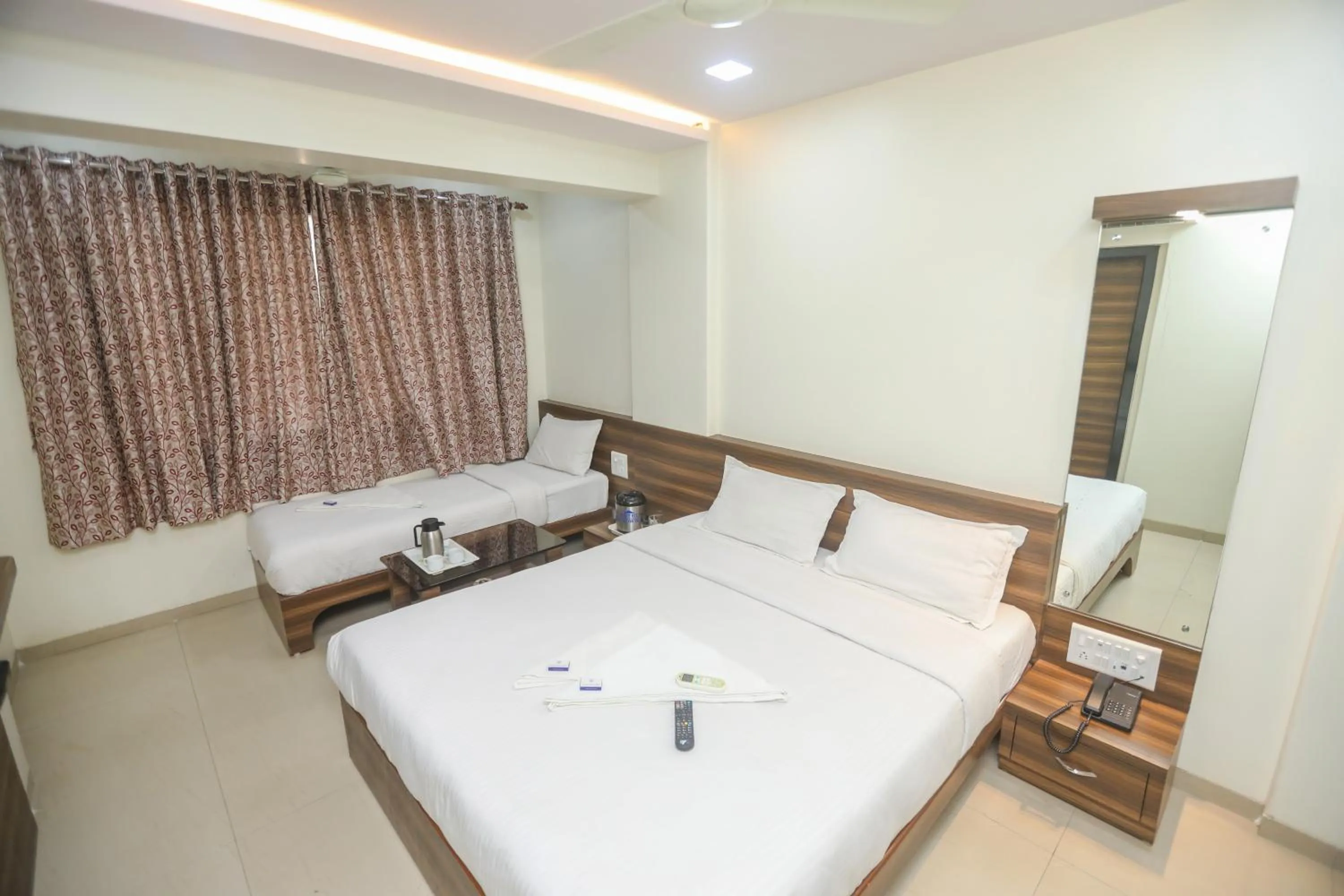 Photo of the whole room, Bed in Hotel Mid town