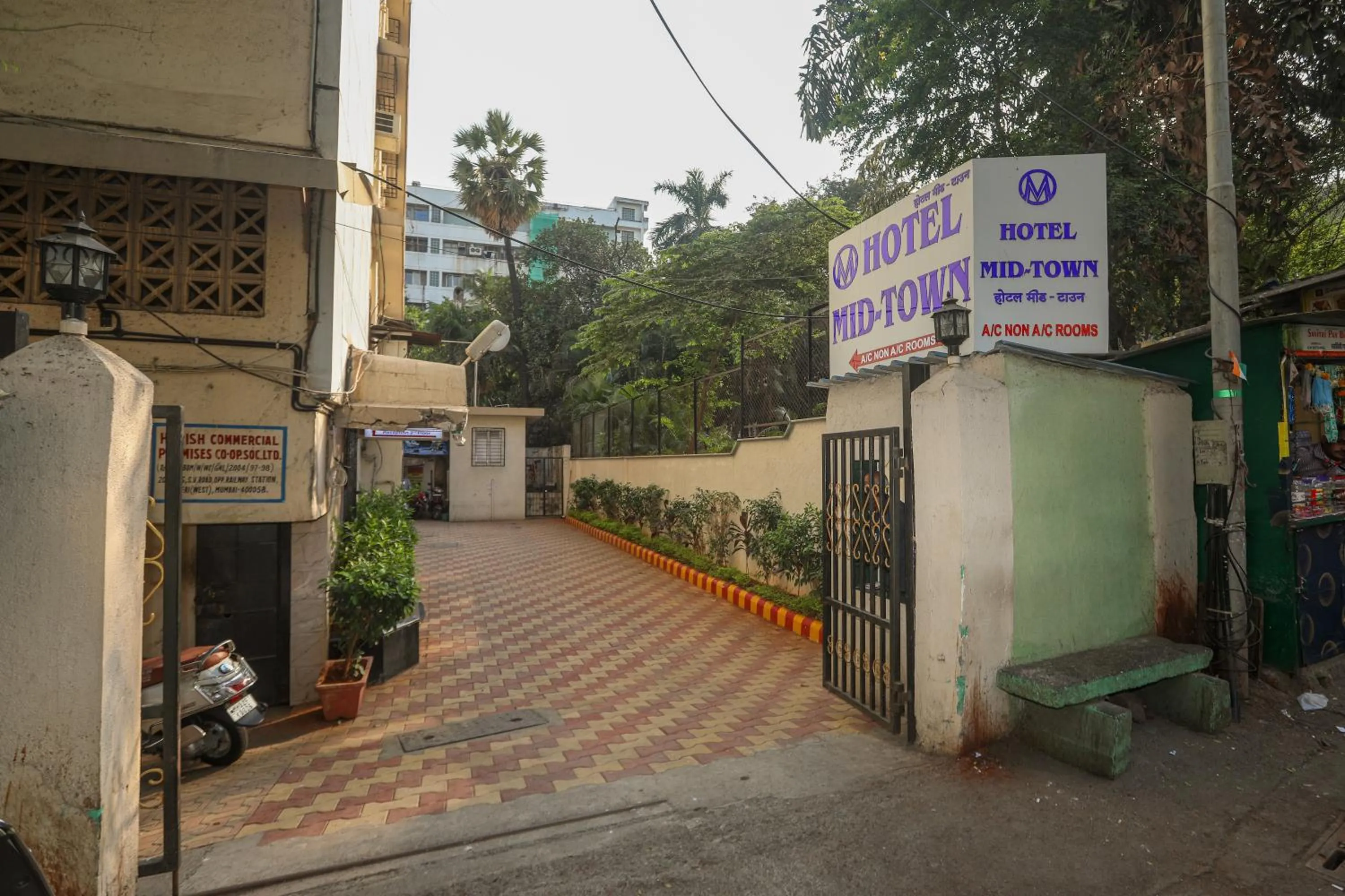 Facade/entrance in Hotel Mid town