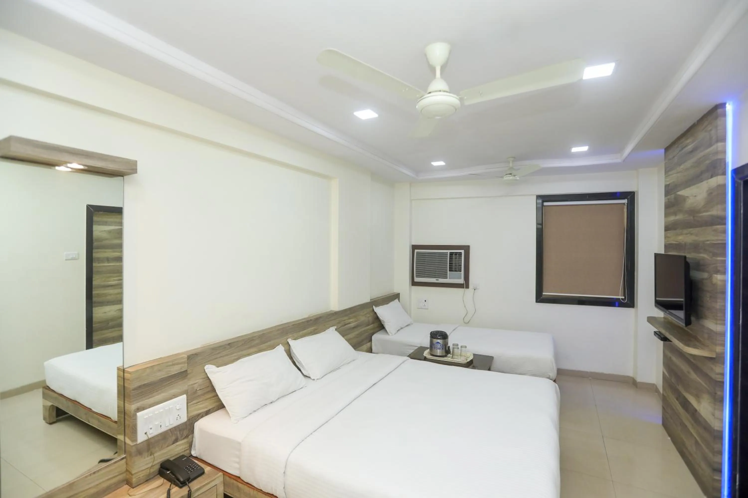 Photo of the whole room, Bed in Hotel Mid town