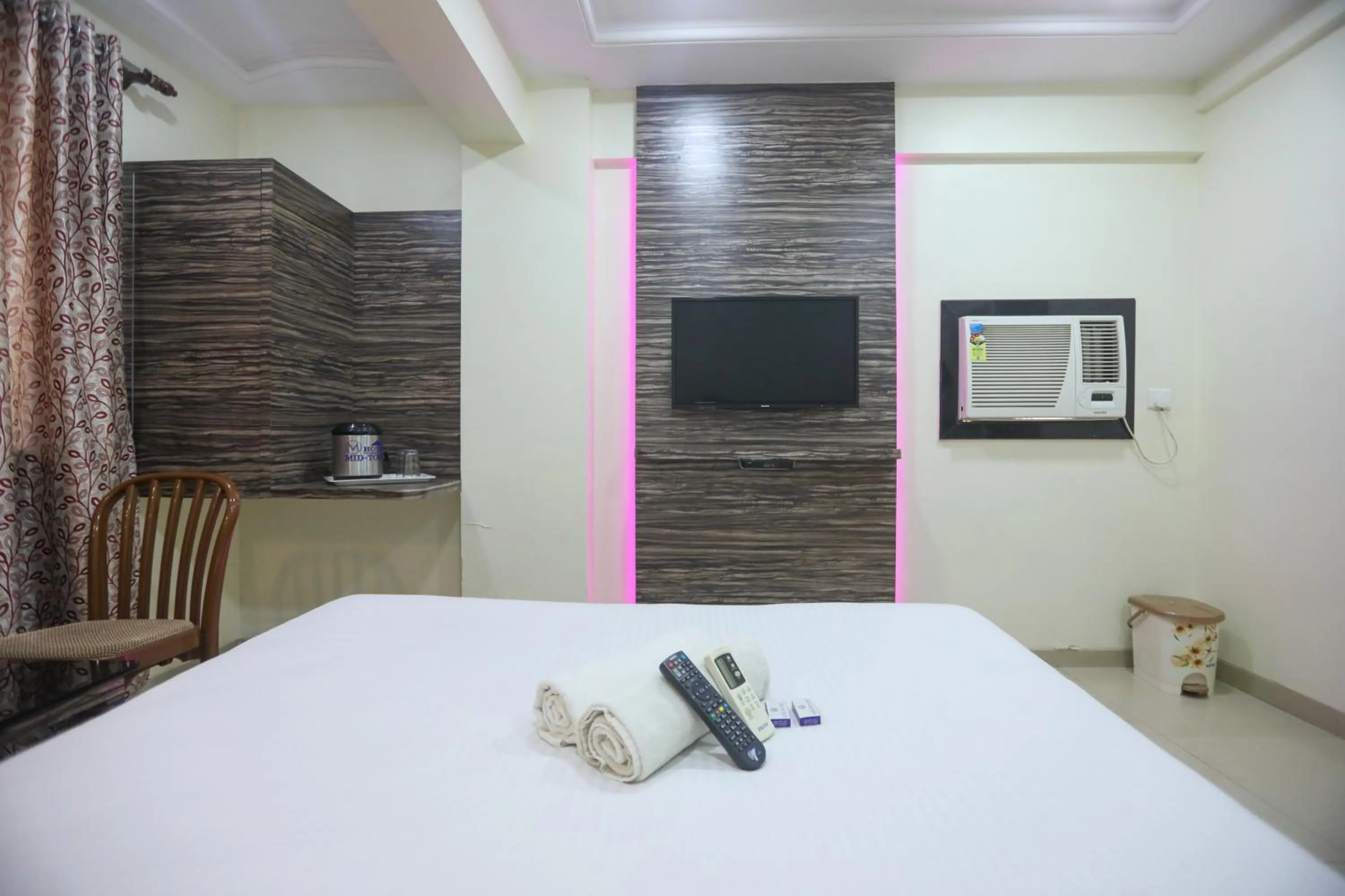 TV and multimedia, Bed in Hotel Mid town