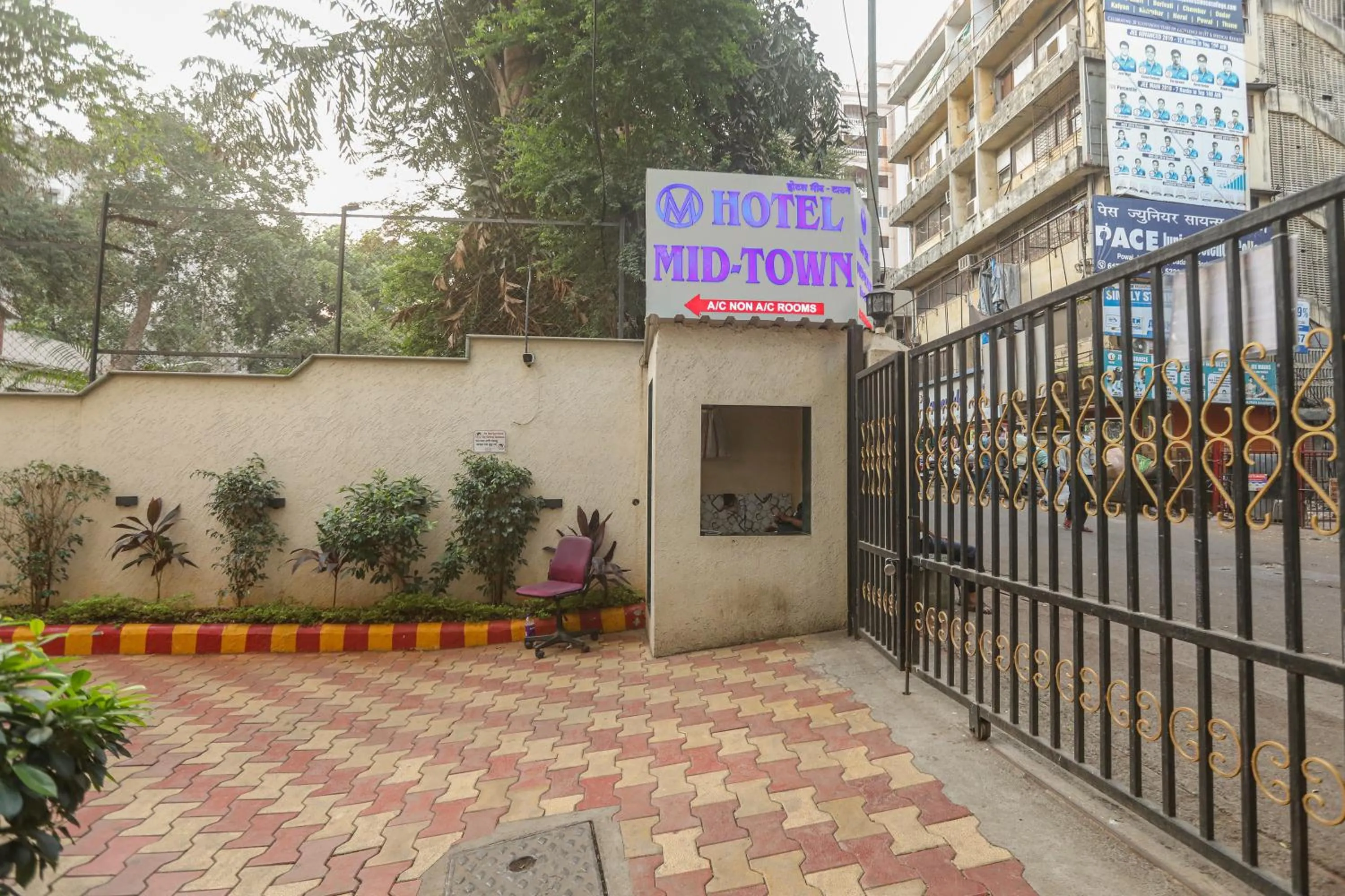 Facade/entrance in Hotel Mid town