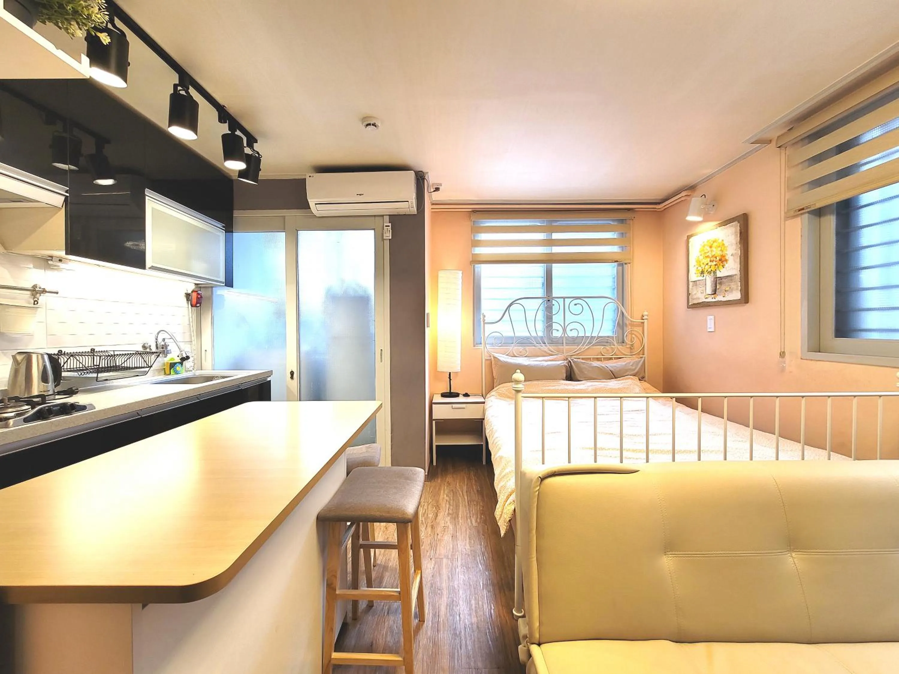 Photo of the whole room in Forêt Guest House Gangnam