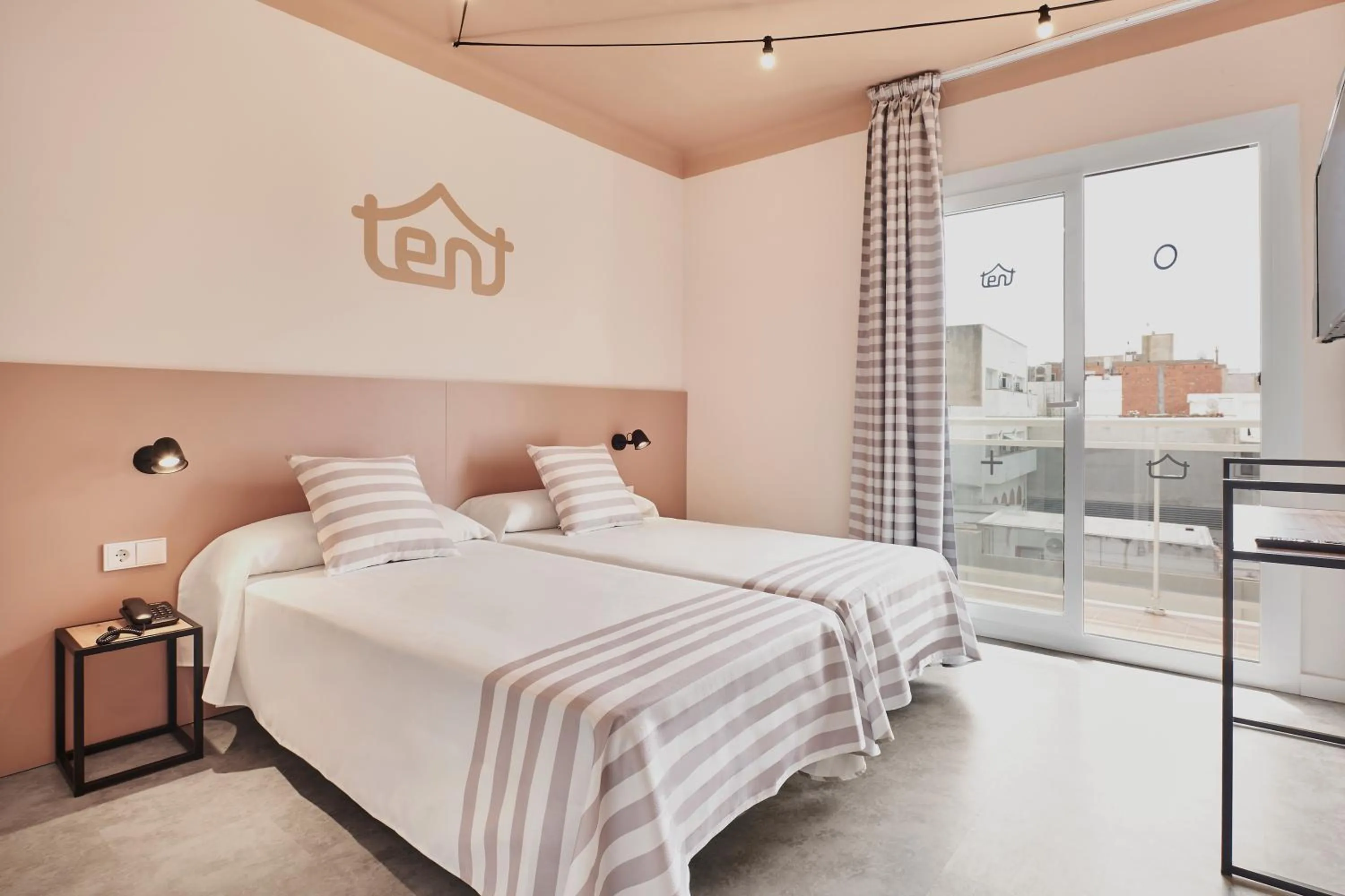 Photo of the whole room, Bed in tent Lloret de Mar