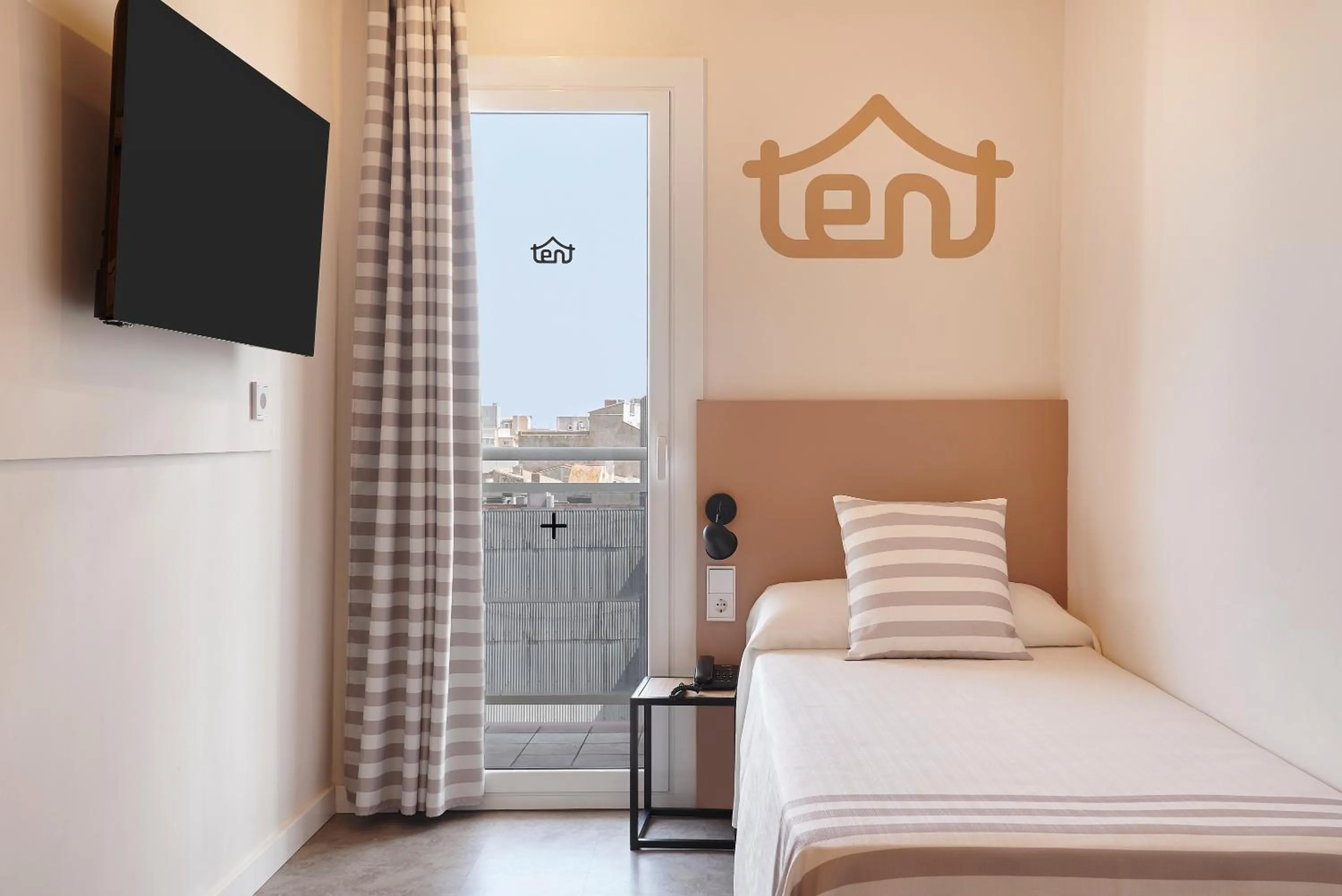 Photo of the whole room, Bed in tent Lloret de Mar