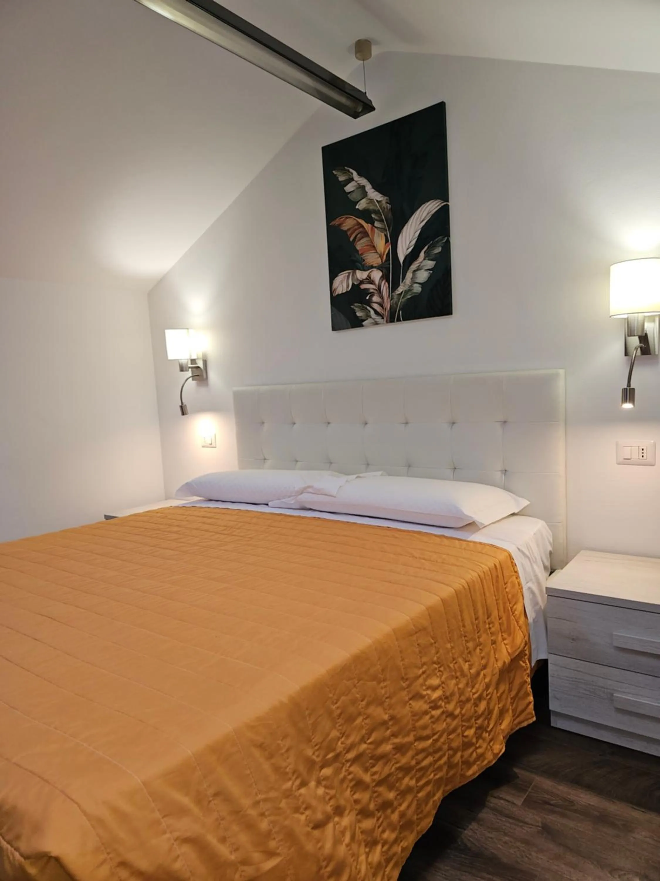 Photo of the whole room, Bed in Victoria Royal Garden