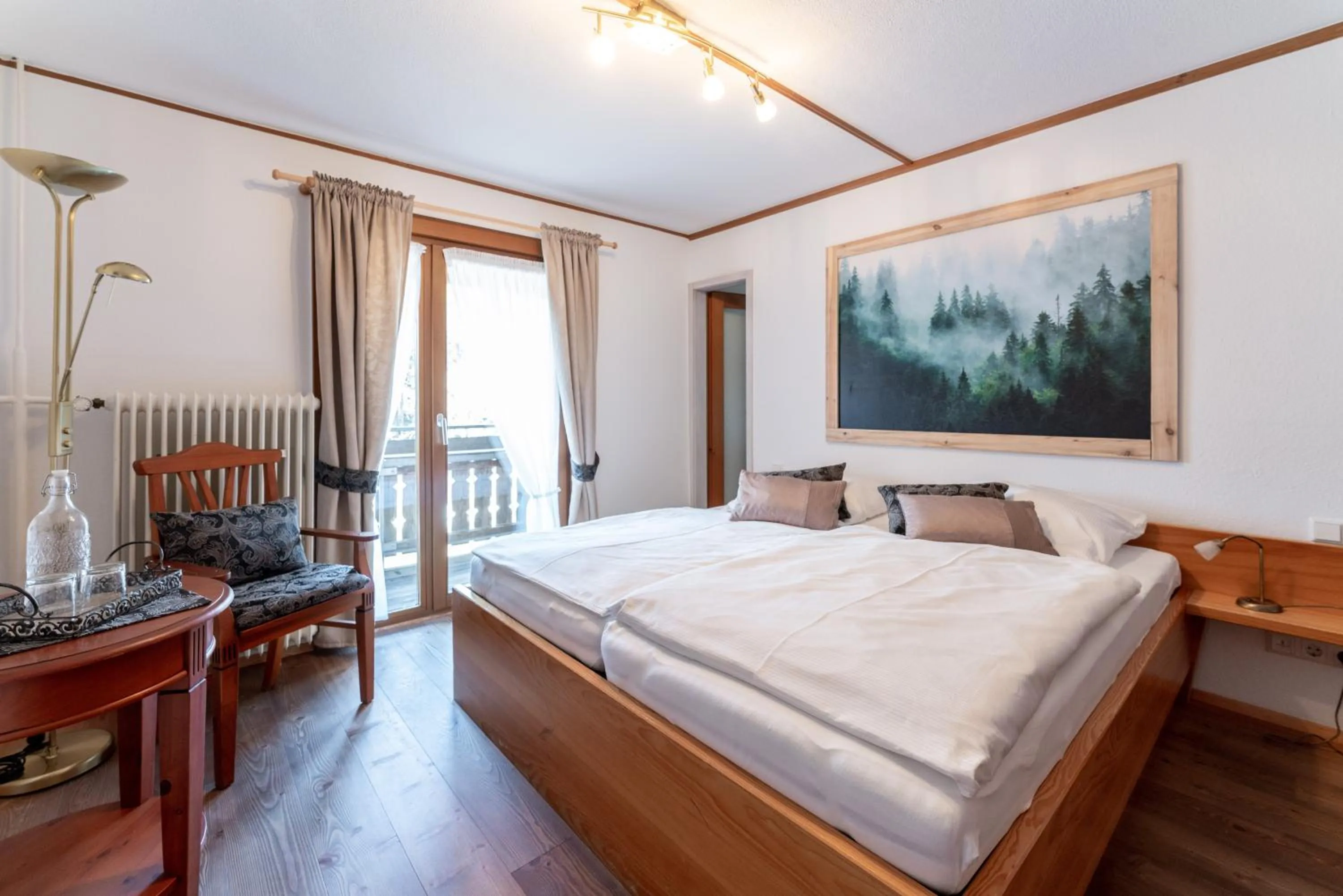 Photo of the whole room, Bed in Höhengasthaus Kolmenhof an der Donauquelle