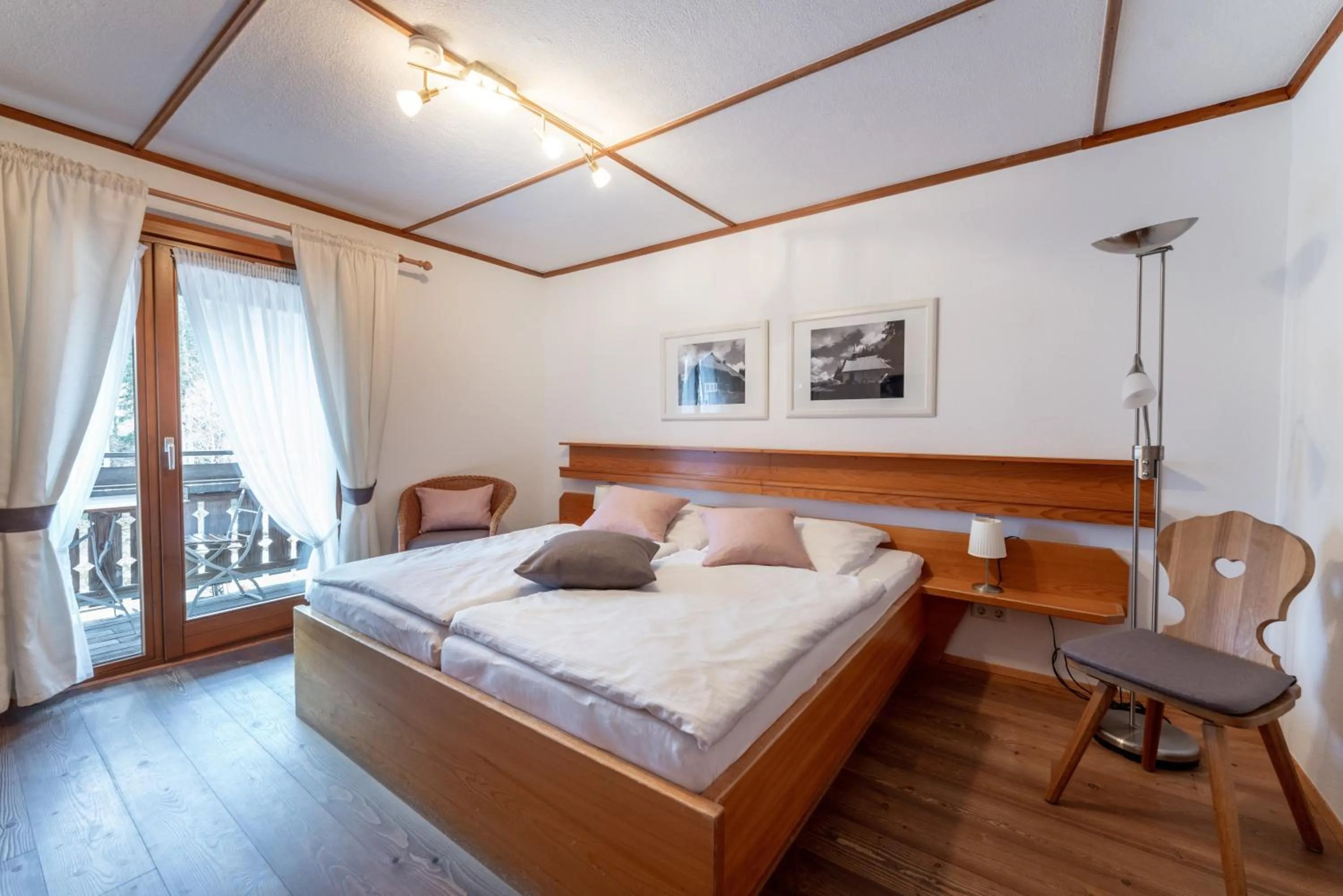 Photo of the whole room, Bed in Höhengasthaus Kolmenhof an der Donauquelle