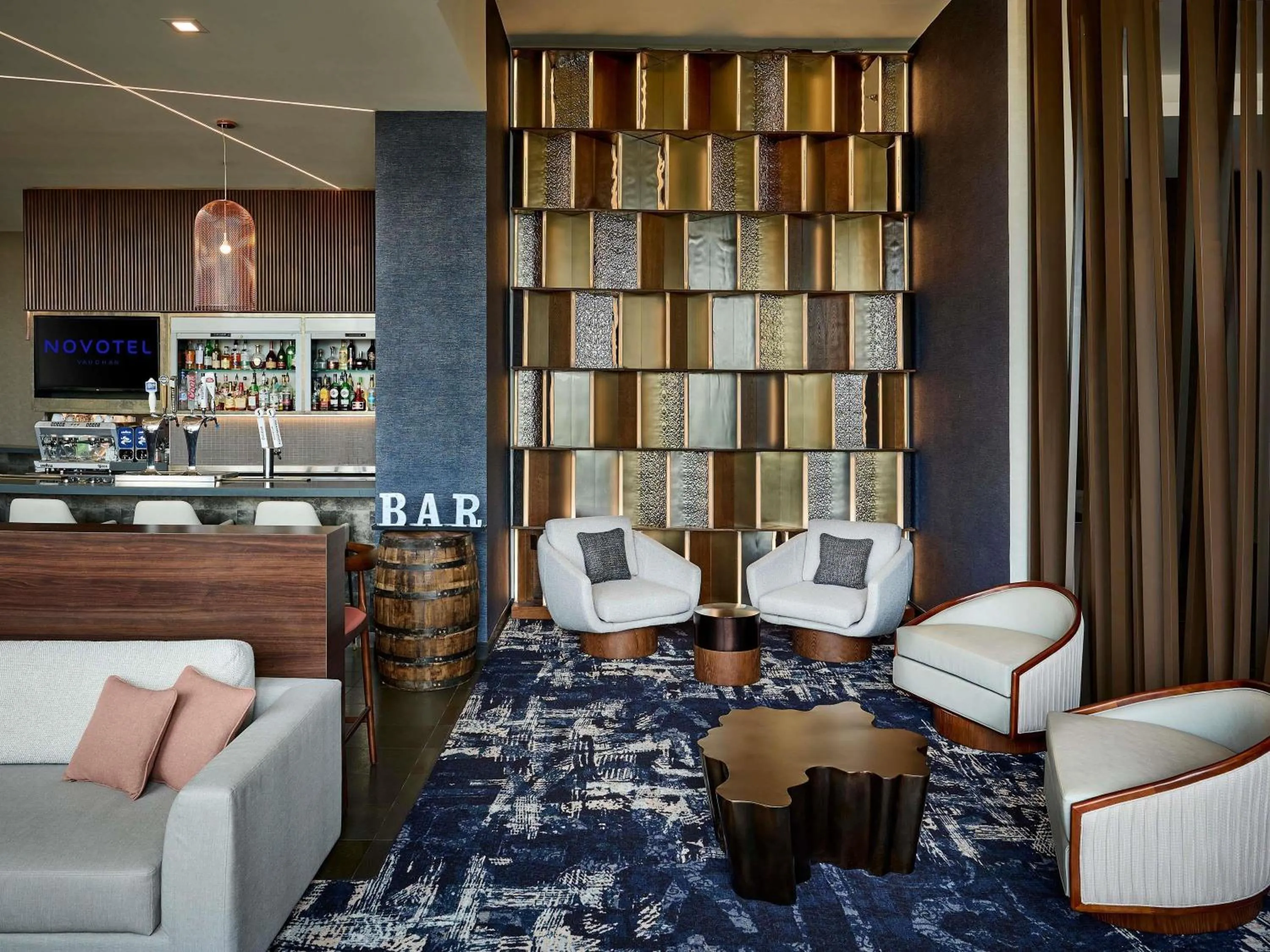 Lounge or bar in Novotel Toronto Vaughan Centre