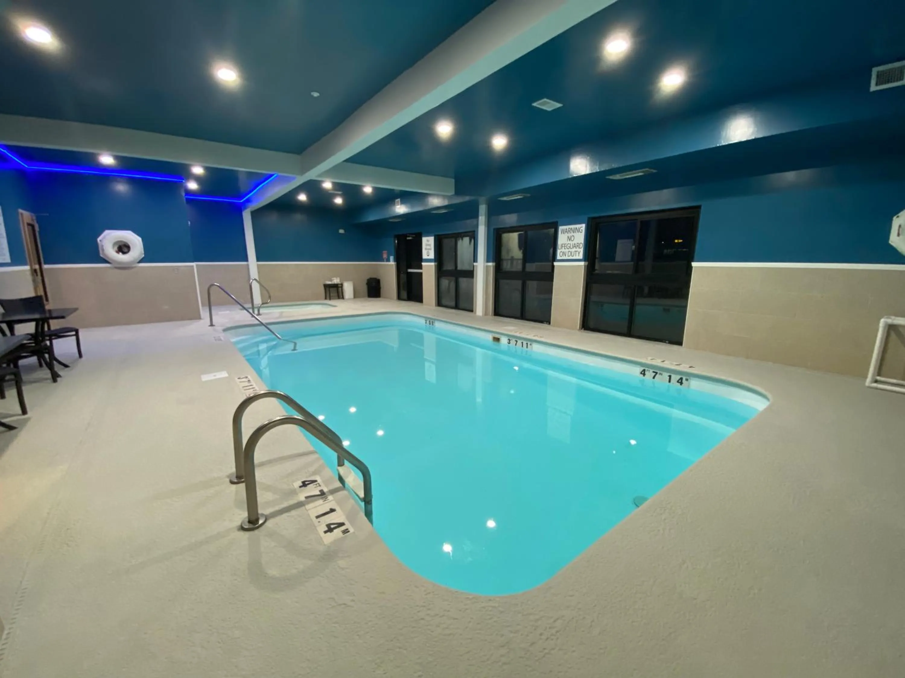 Pool view in Holiday Inn Express Metropolis by IHG