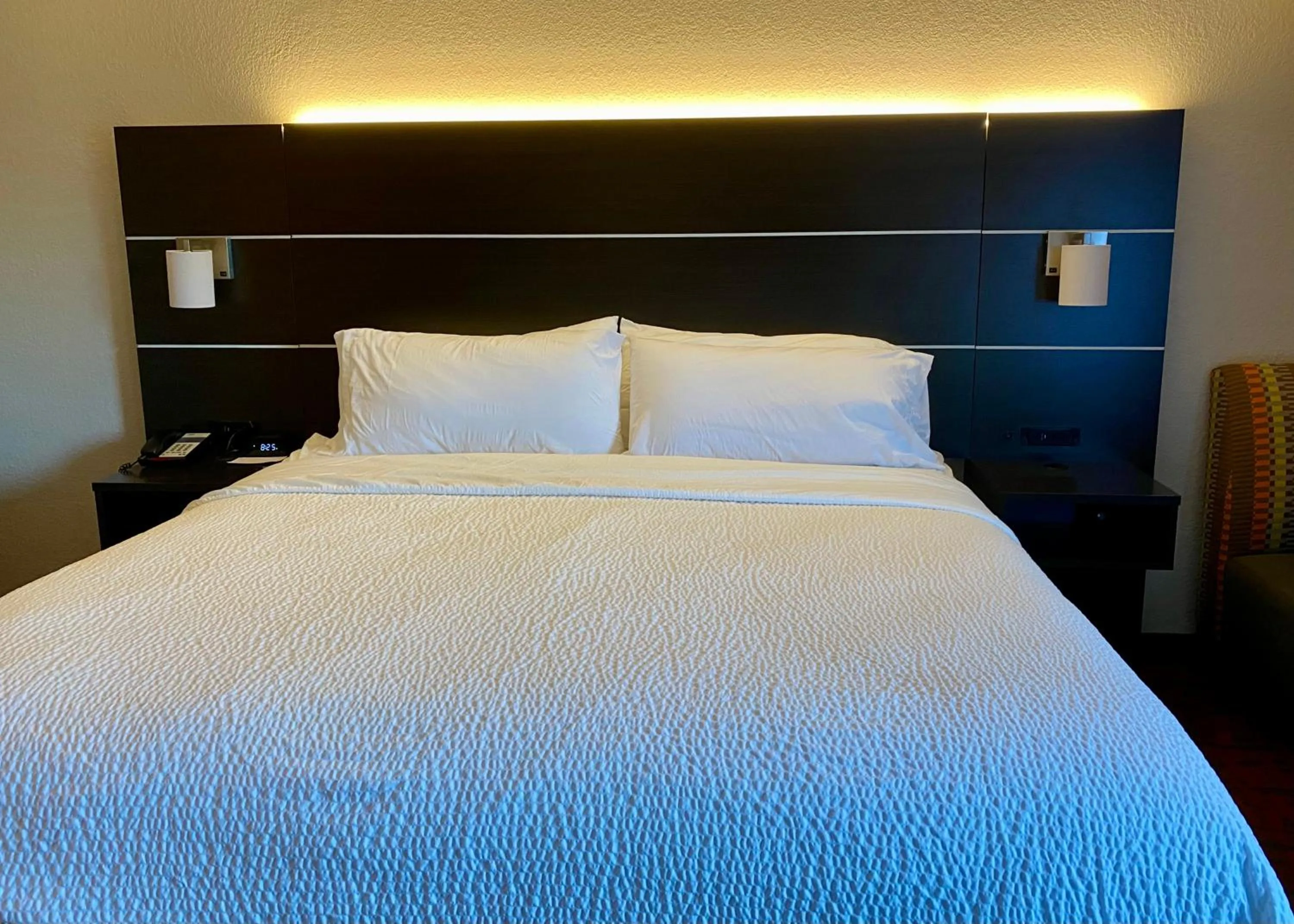 Bed in Holiday Inn Express Metropolis by IHG