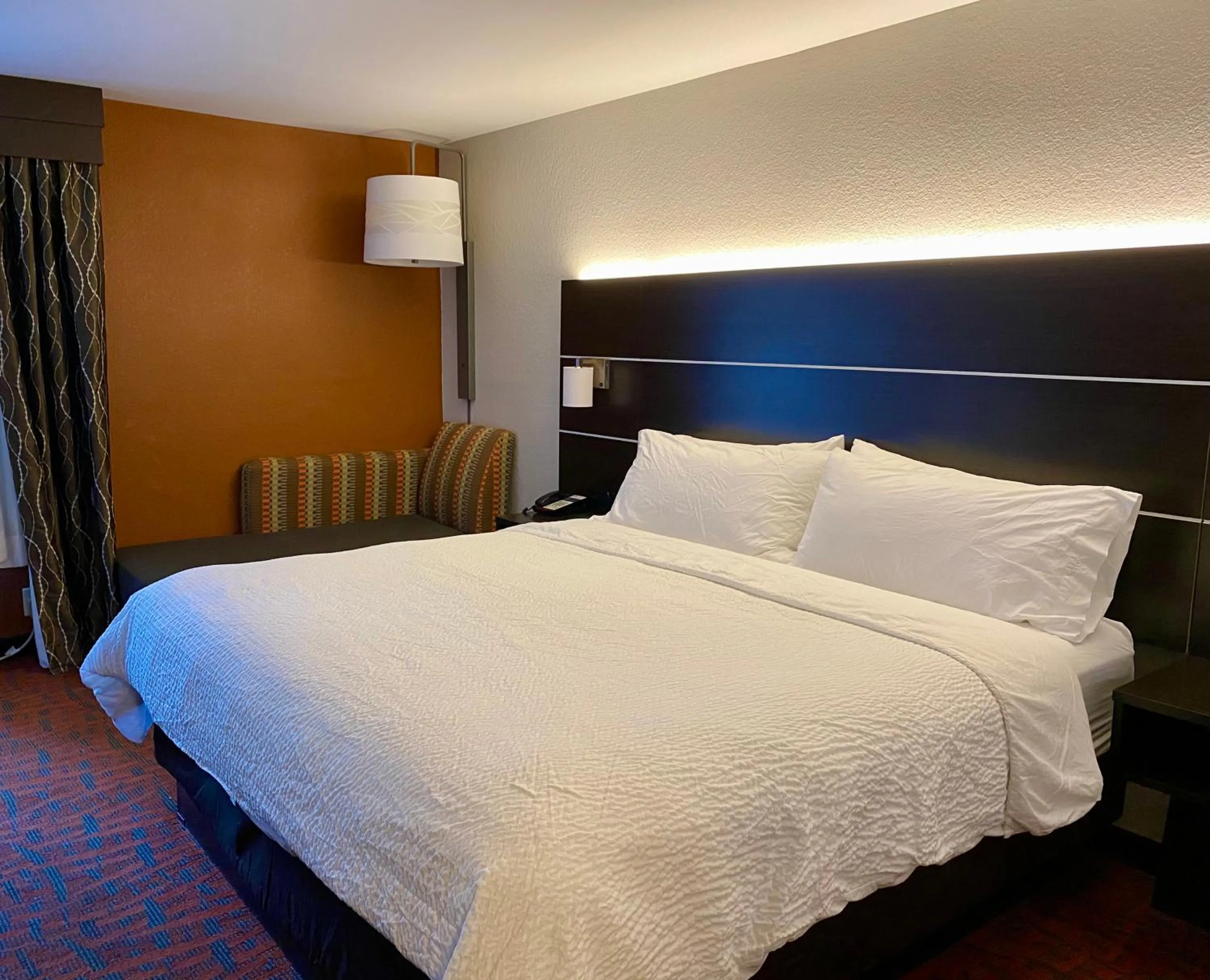 Bed in Holiday Inn Express Metropolis by IHG