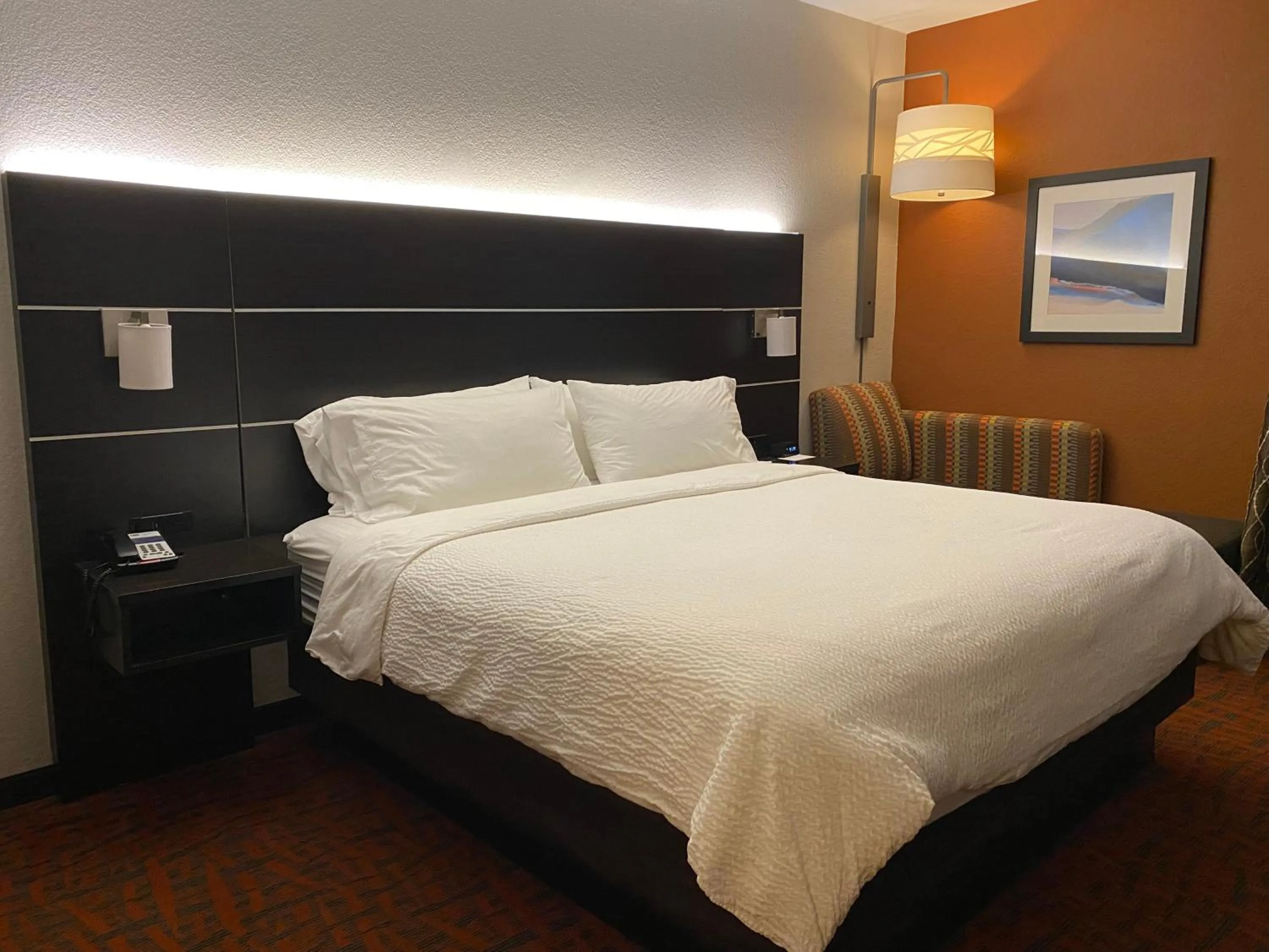 Bed in Holiday Inn Express Metropolis by IHG