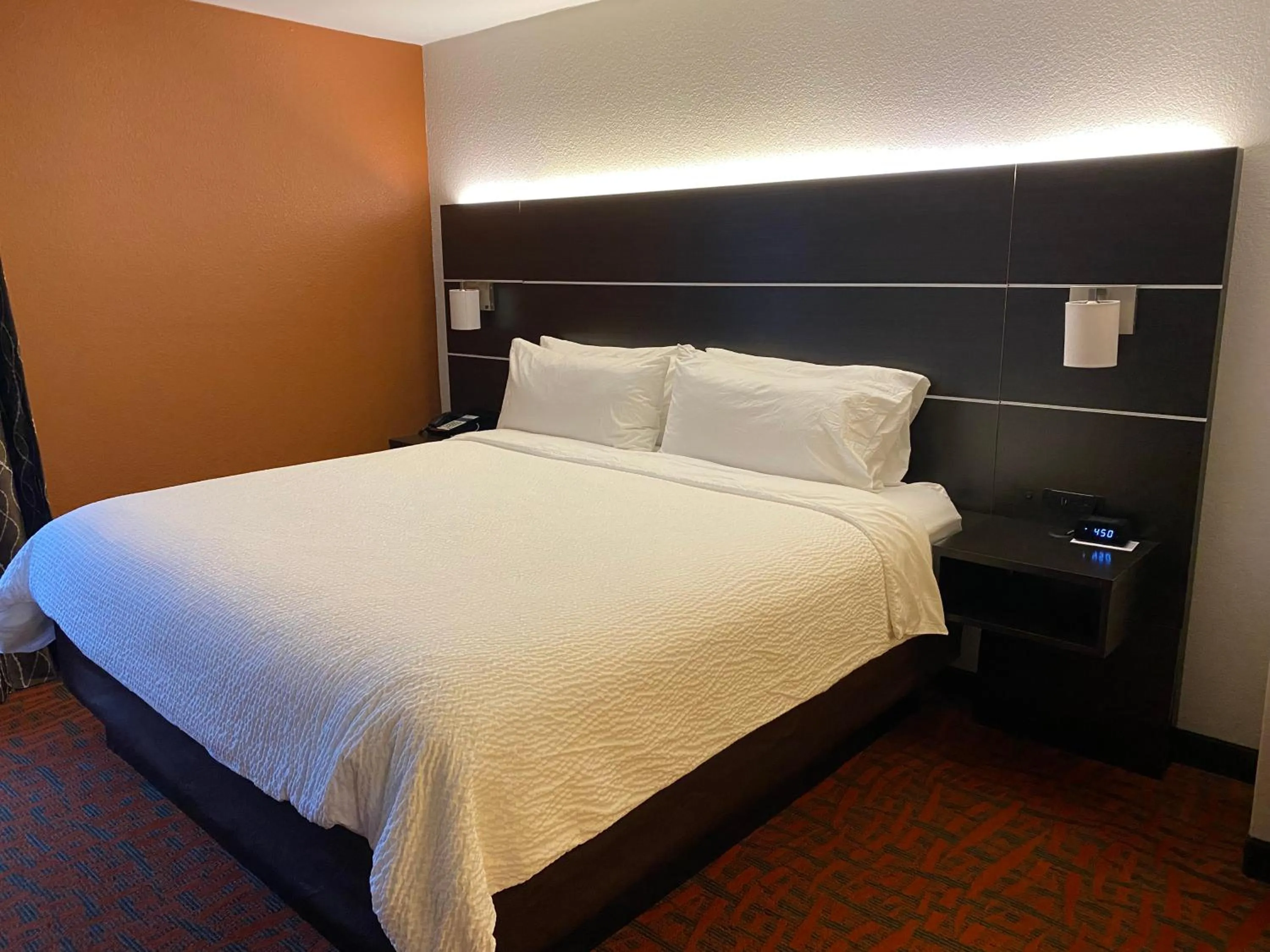 Bed in Holiday Inn Express Metropolis by IHG