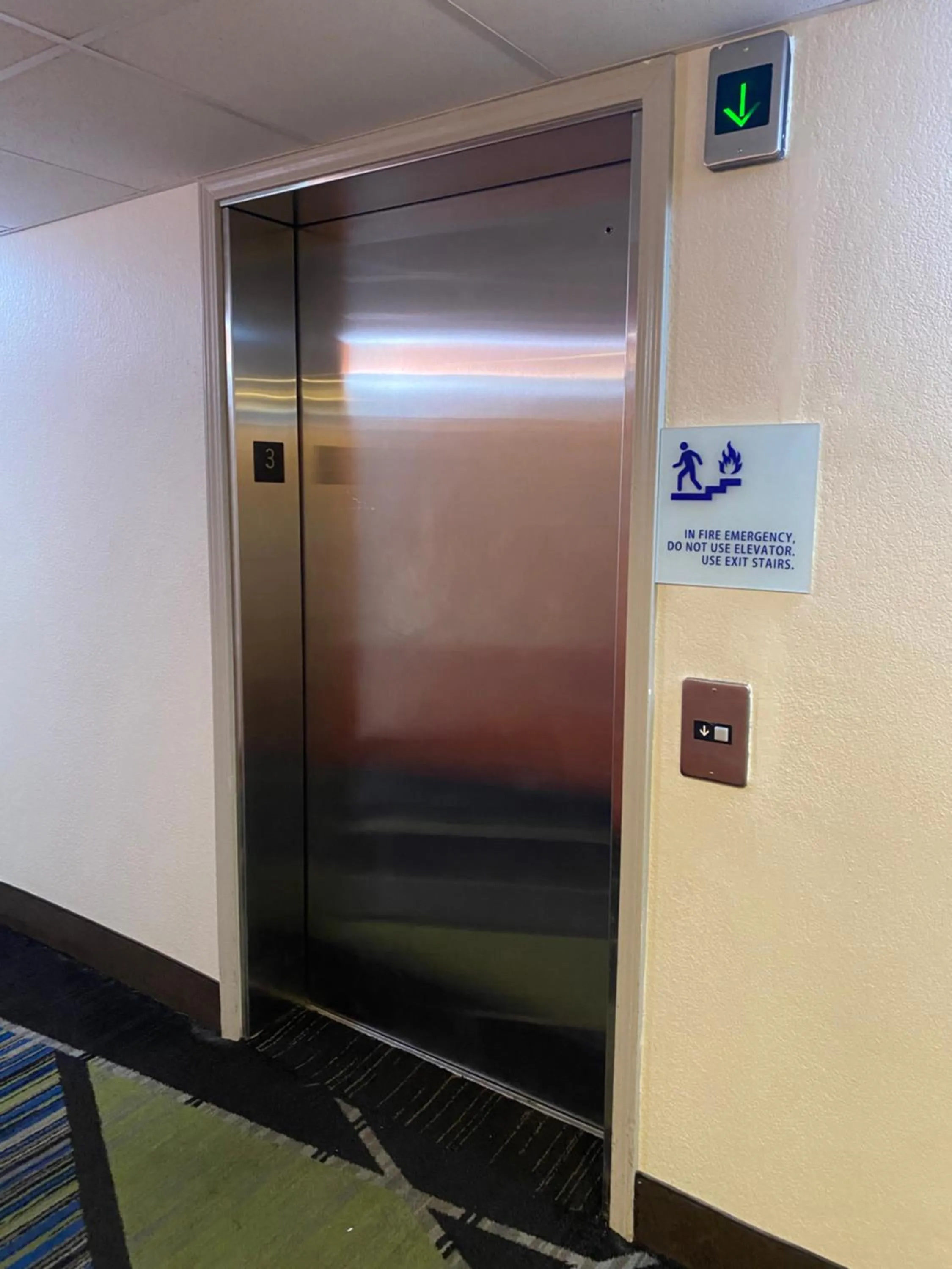 elevator in Holiday Inn Express Metropolis by IHG