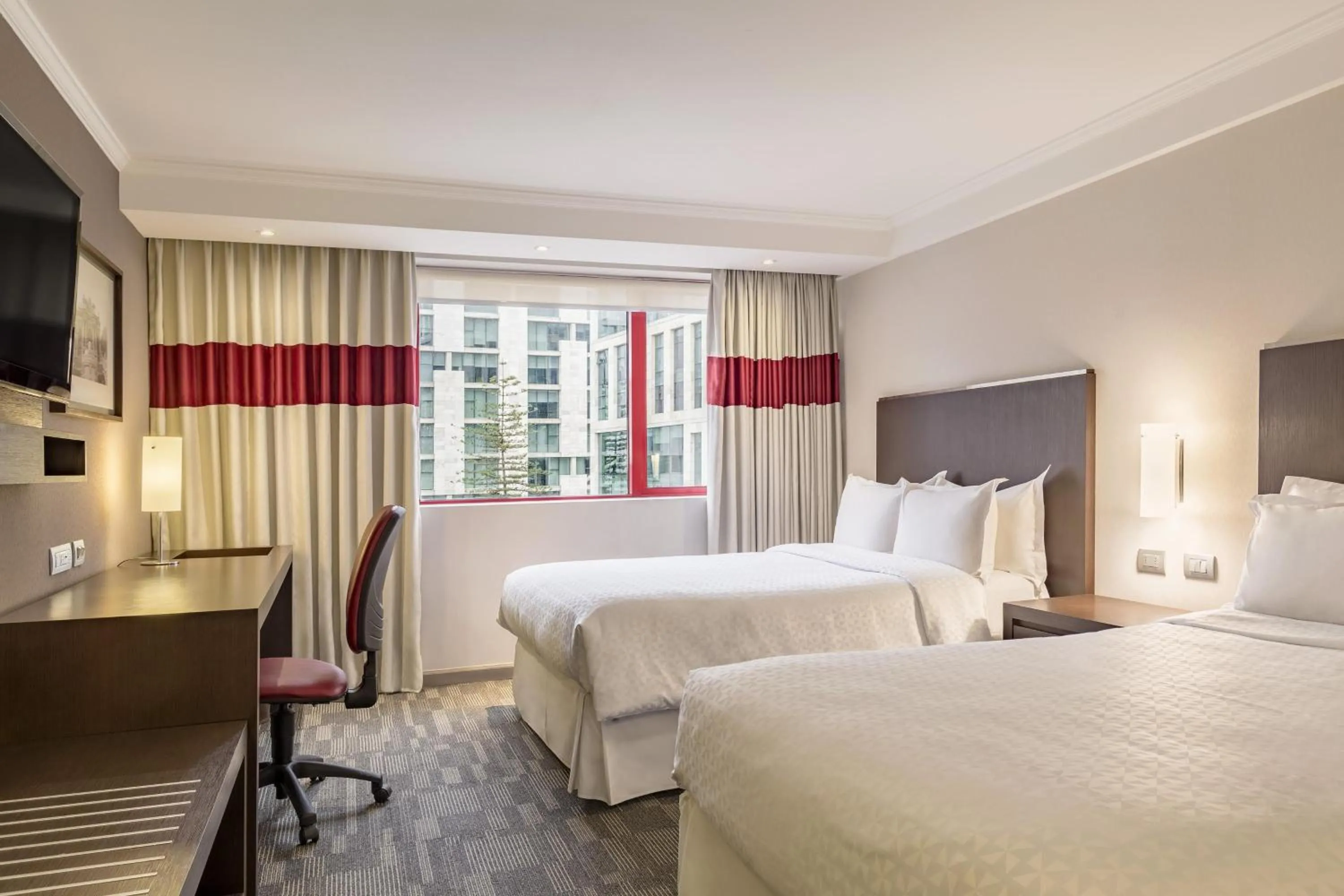 Photo of the whole room, Bed in Four Points by Sheraton Santiago