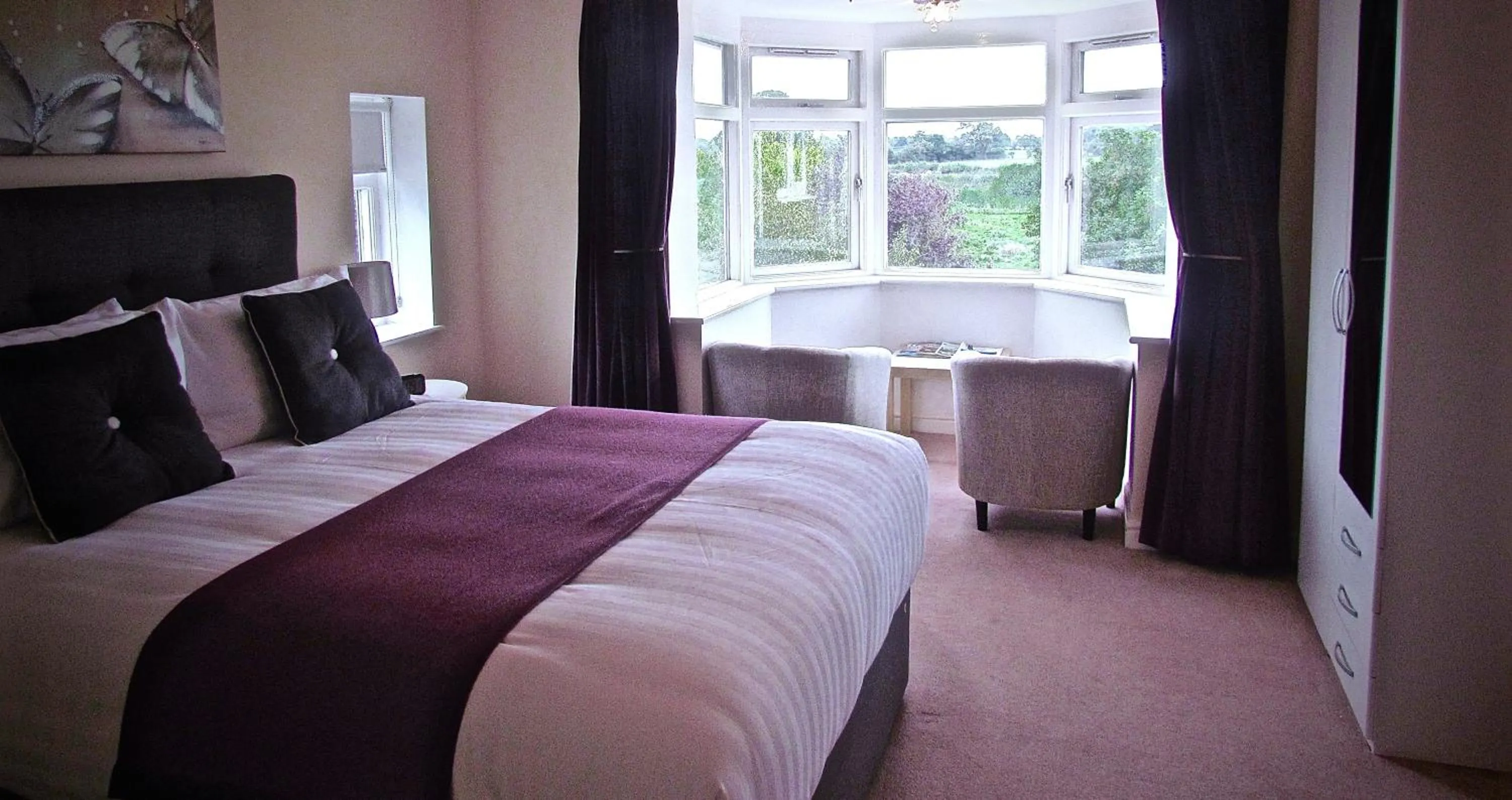 Seating area, Bed in The Moorhead Bed & Breakfast