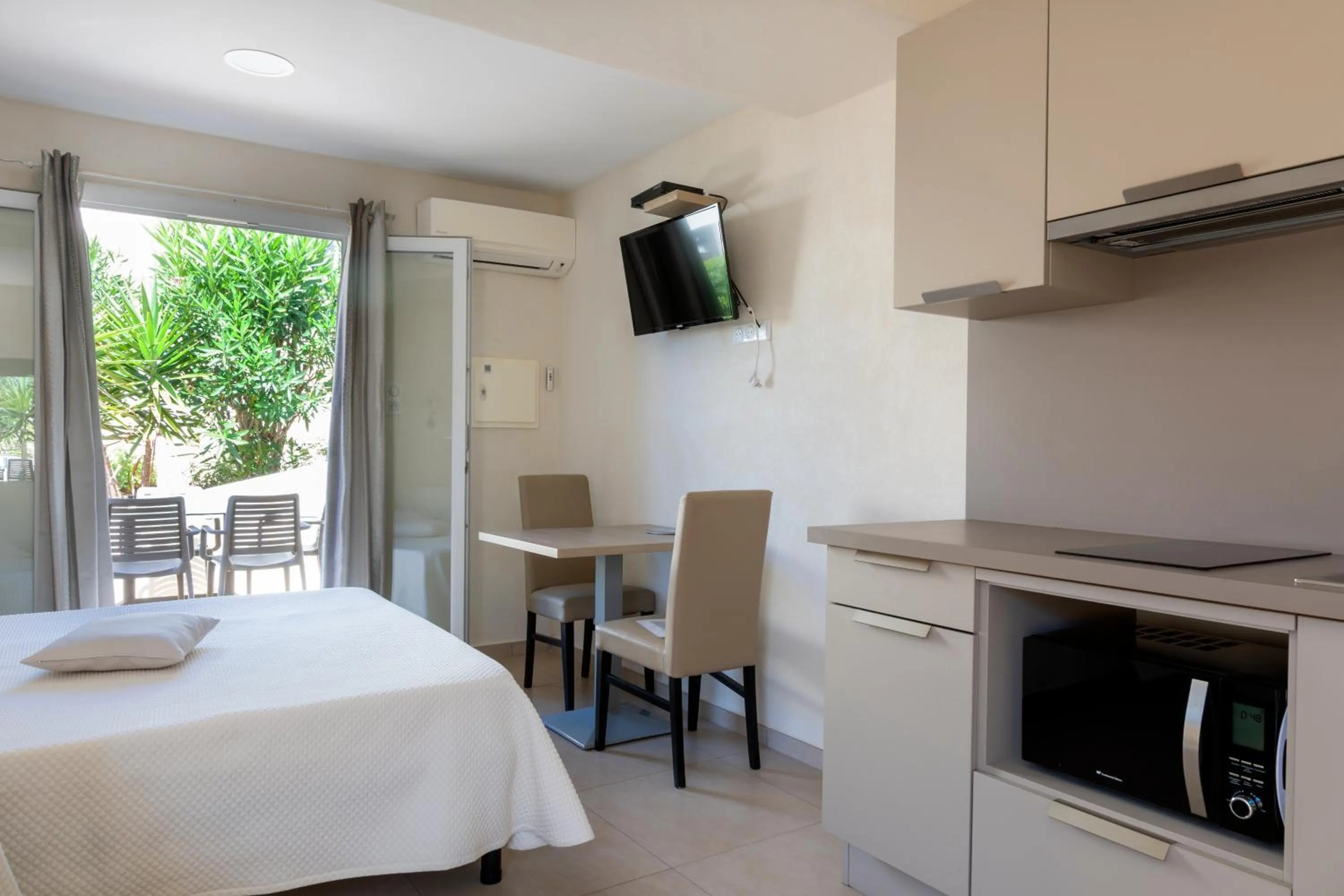 Kitchen or kitchenette in Hôtel et Résidence Ta Kladia - Omigna