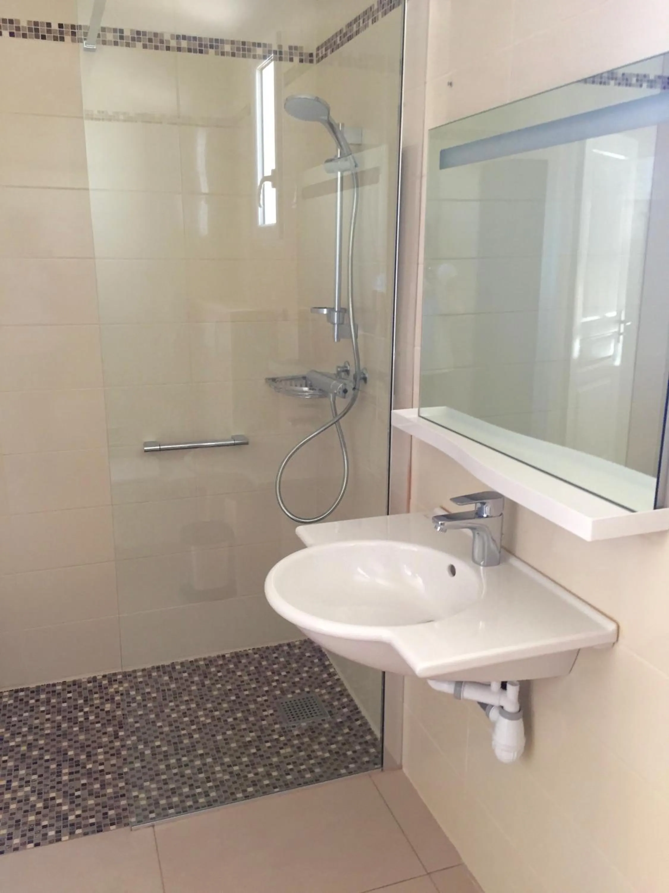 Shower in Hôtel et Résidence Ta Kladia - Omigna