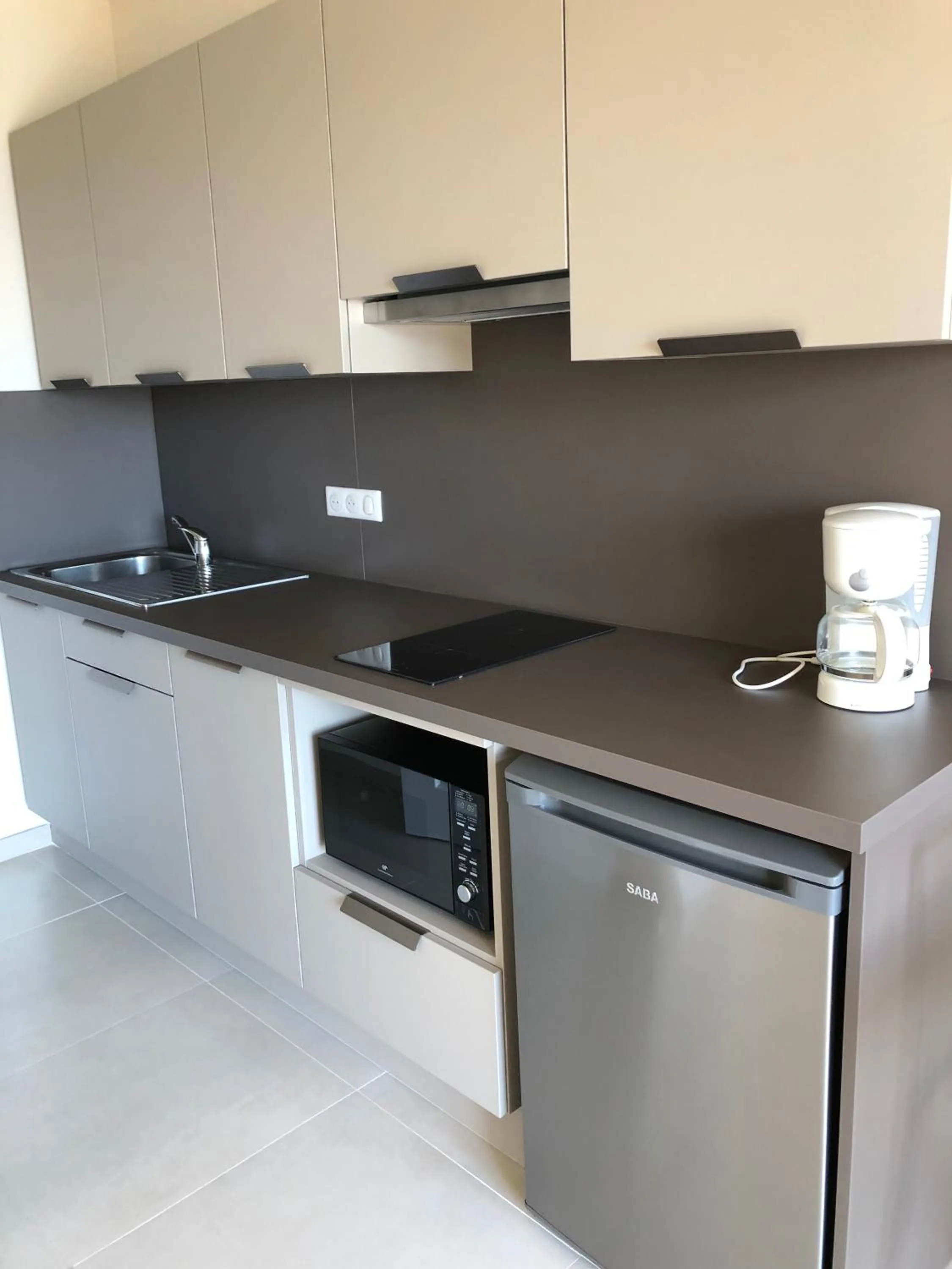 Kitchen or kitchenette in Hôtel et Résidence Ta Kladia - Omigna