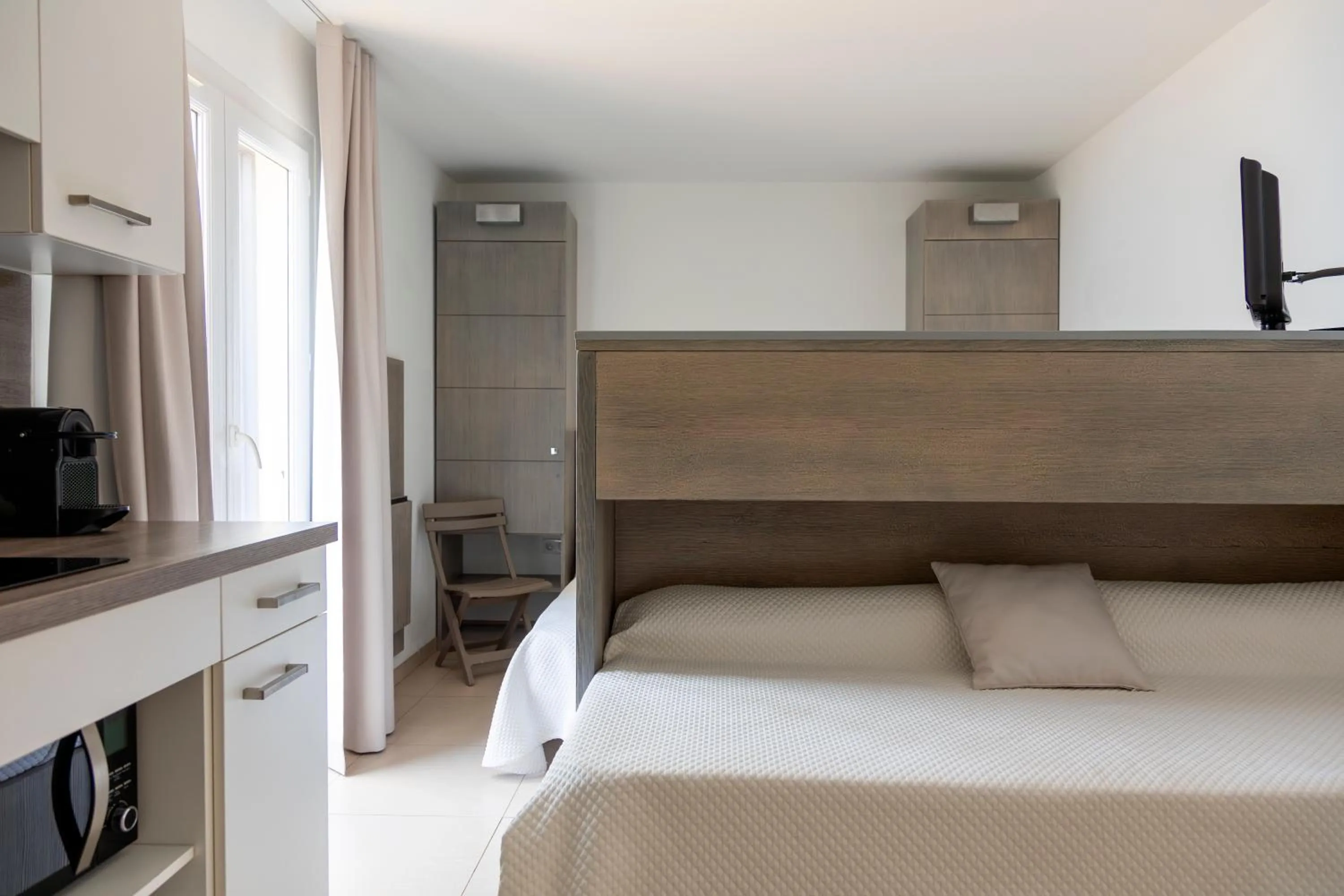 Photo of the whole room, Bed in Hôtel et Résidence Ta Kladia - Omigna