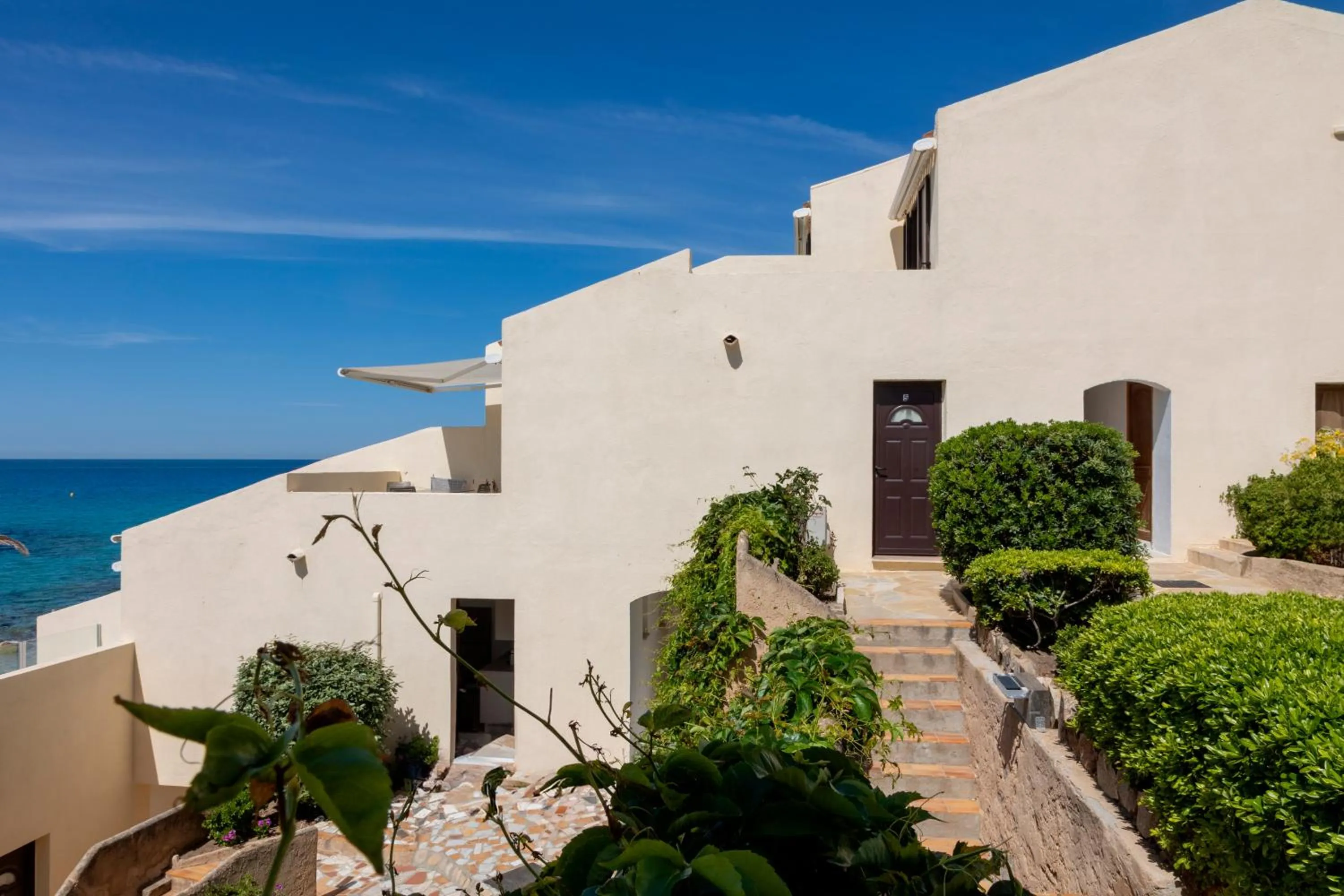 Property building in Hôtel et Résidence Ta Kladia - Omigna