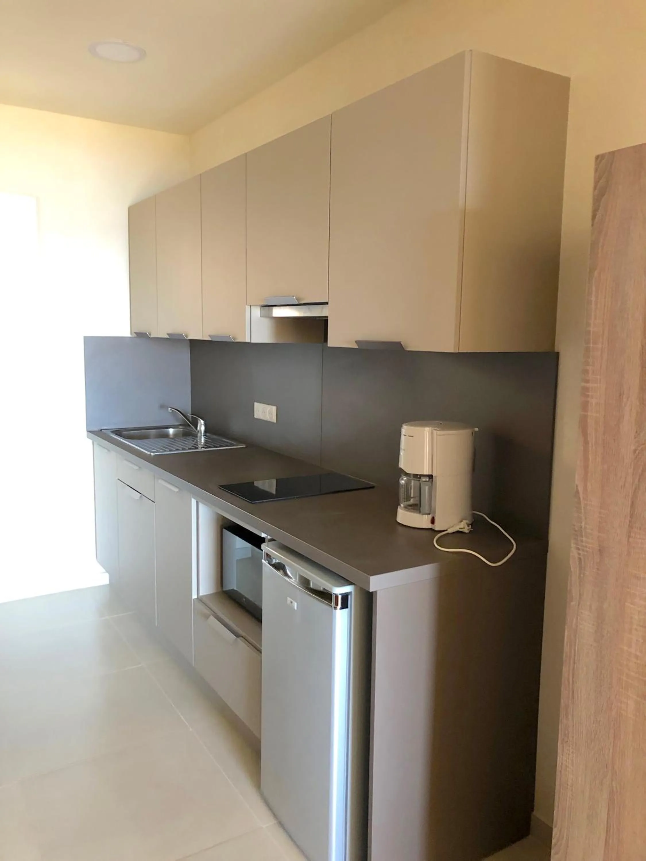 Kitchen or kitchenette in Hôtel et Résidence Ta Kladia - Omigna