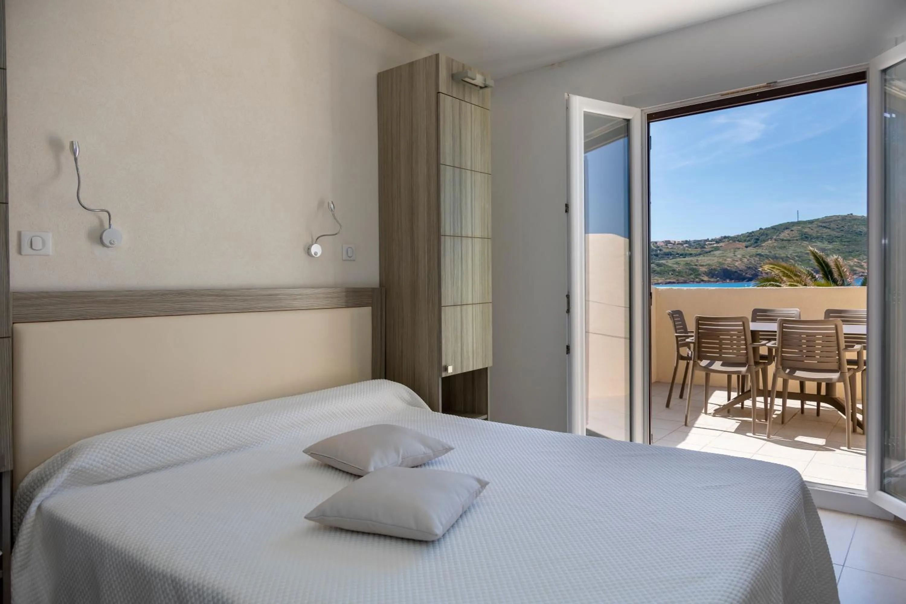 Bedroom, Bed in Hôtel et Résidence Ta Kladia - Omigna