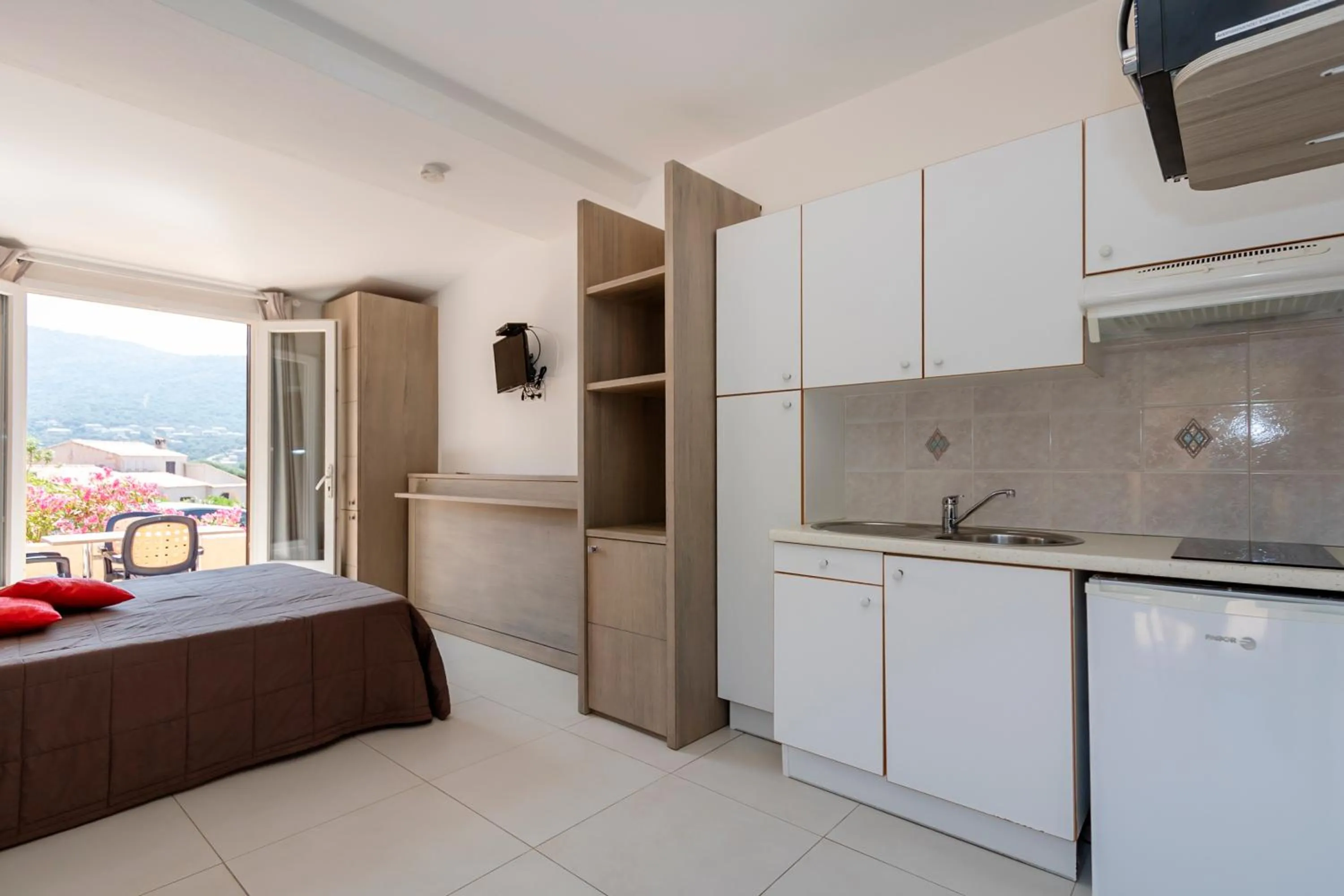 Photo of the whole room, Bed in Hôtel et Résidence Ta Kladia - Omigna