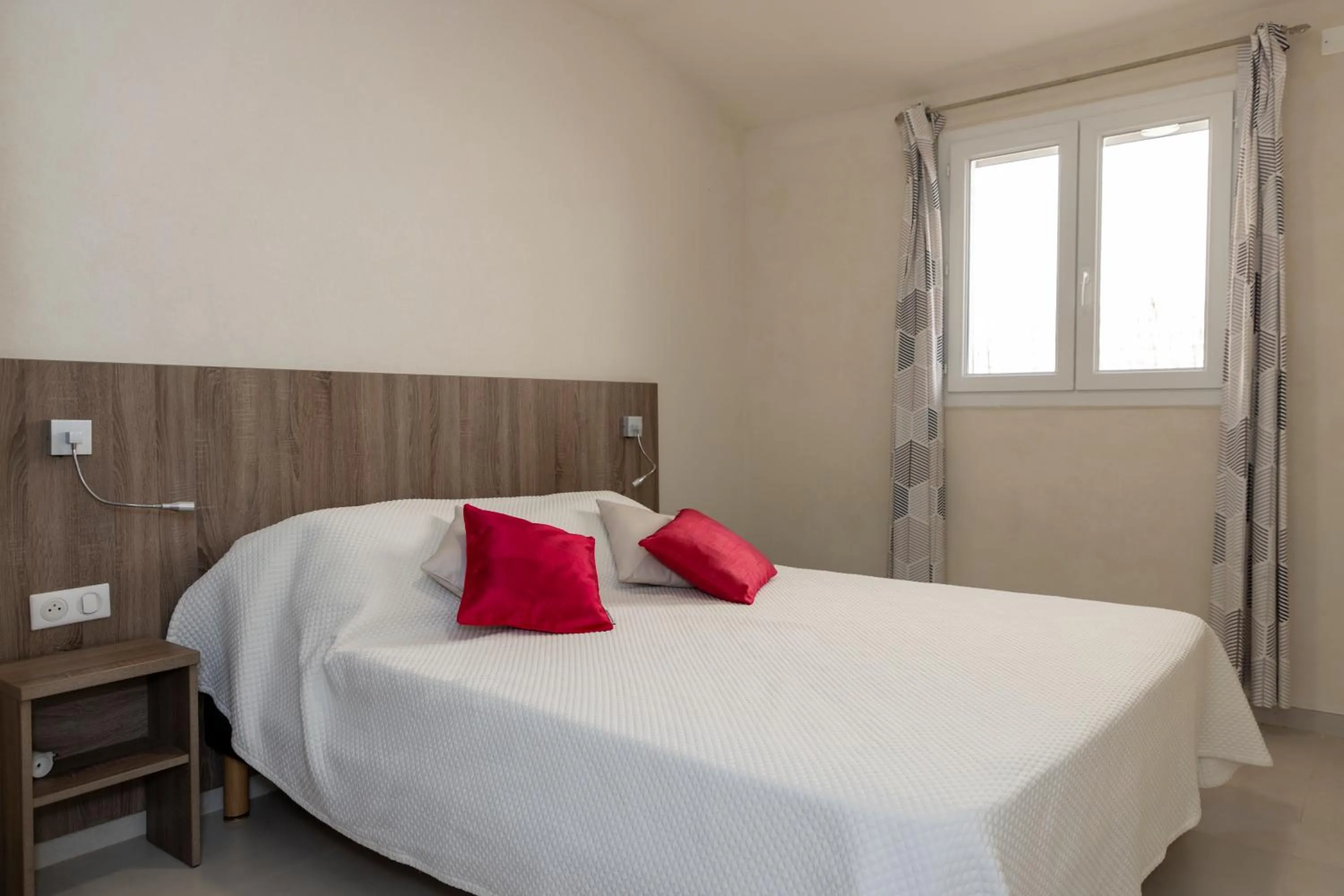 Bedroom, Bed in Hôtel et Résidence Ta Kladia - Omigna