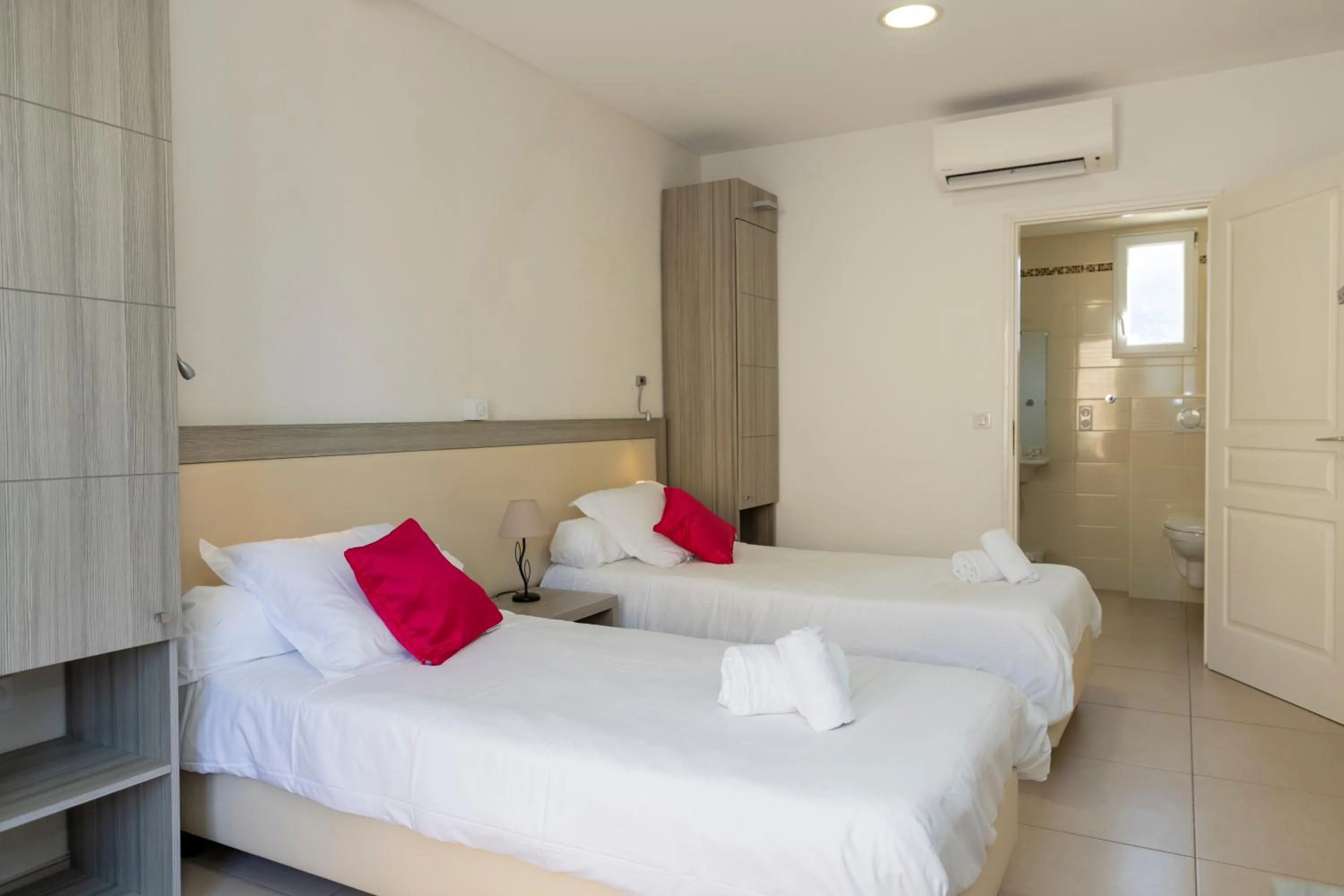 Photo of the whole room, Bed in Hôtel et Résidence Ta Kladia - Omigna