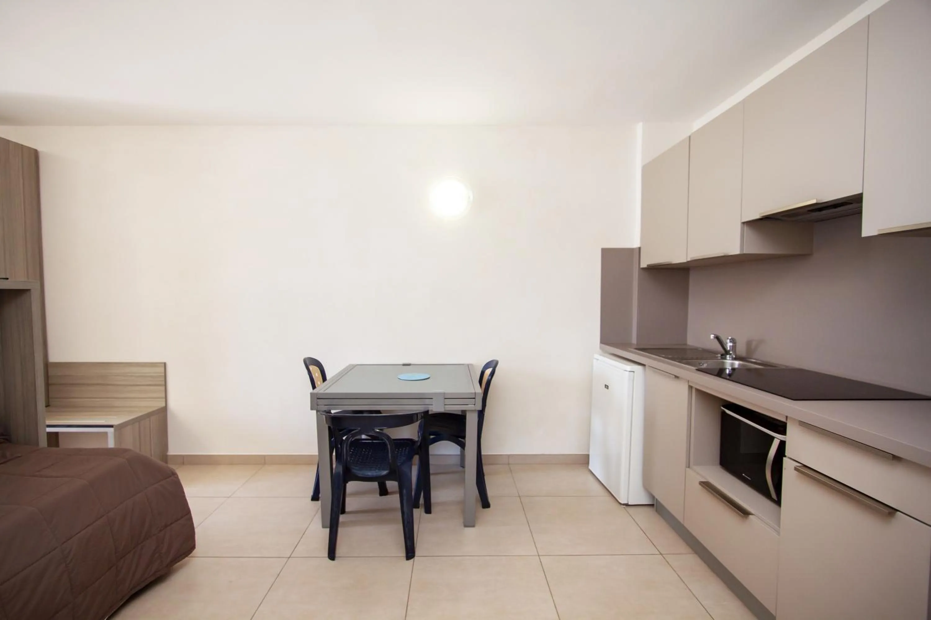 Kitchen or kitchenette in Hôtel et Résidence Ta Kladia - Omigna